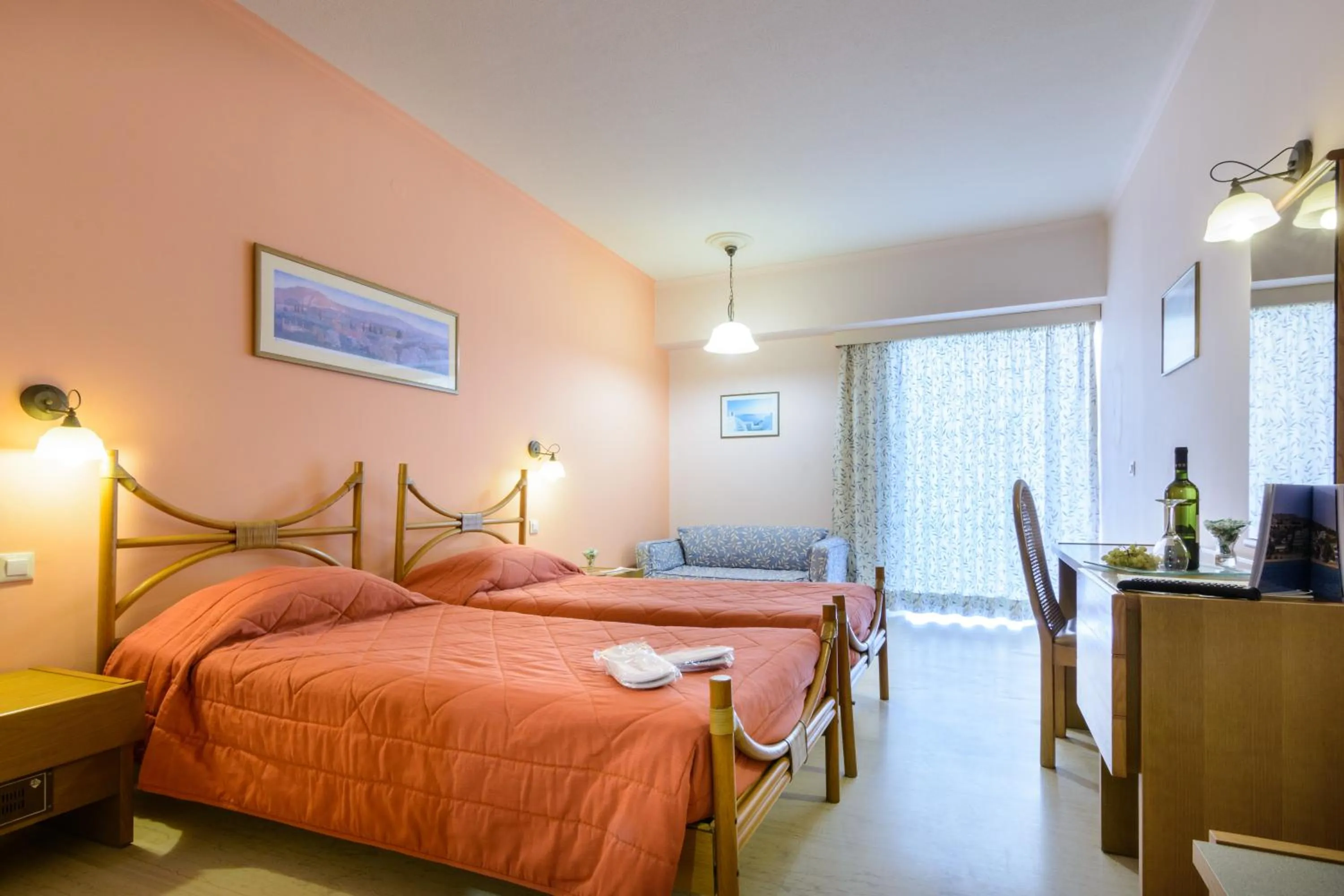 Bedroom, Bed in Golden Sand Hotel