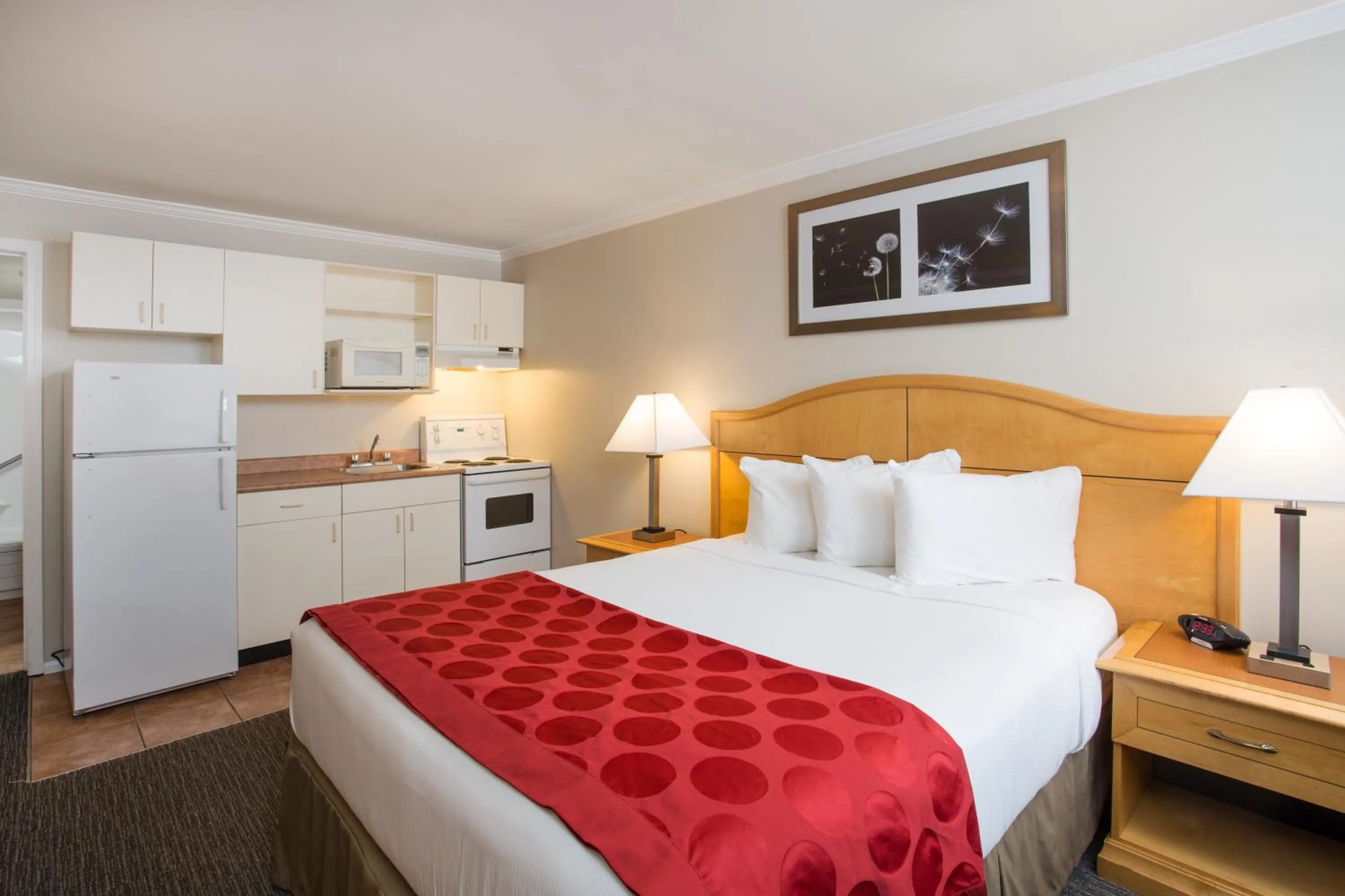 Kitchen or kitchenette in Ramada by Wyndham Duncan Cowichan Valley