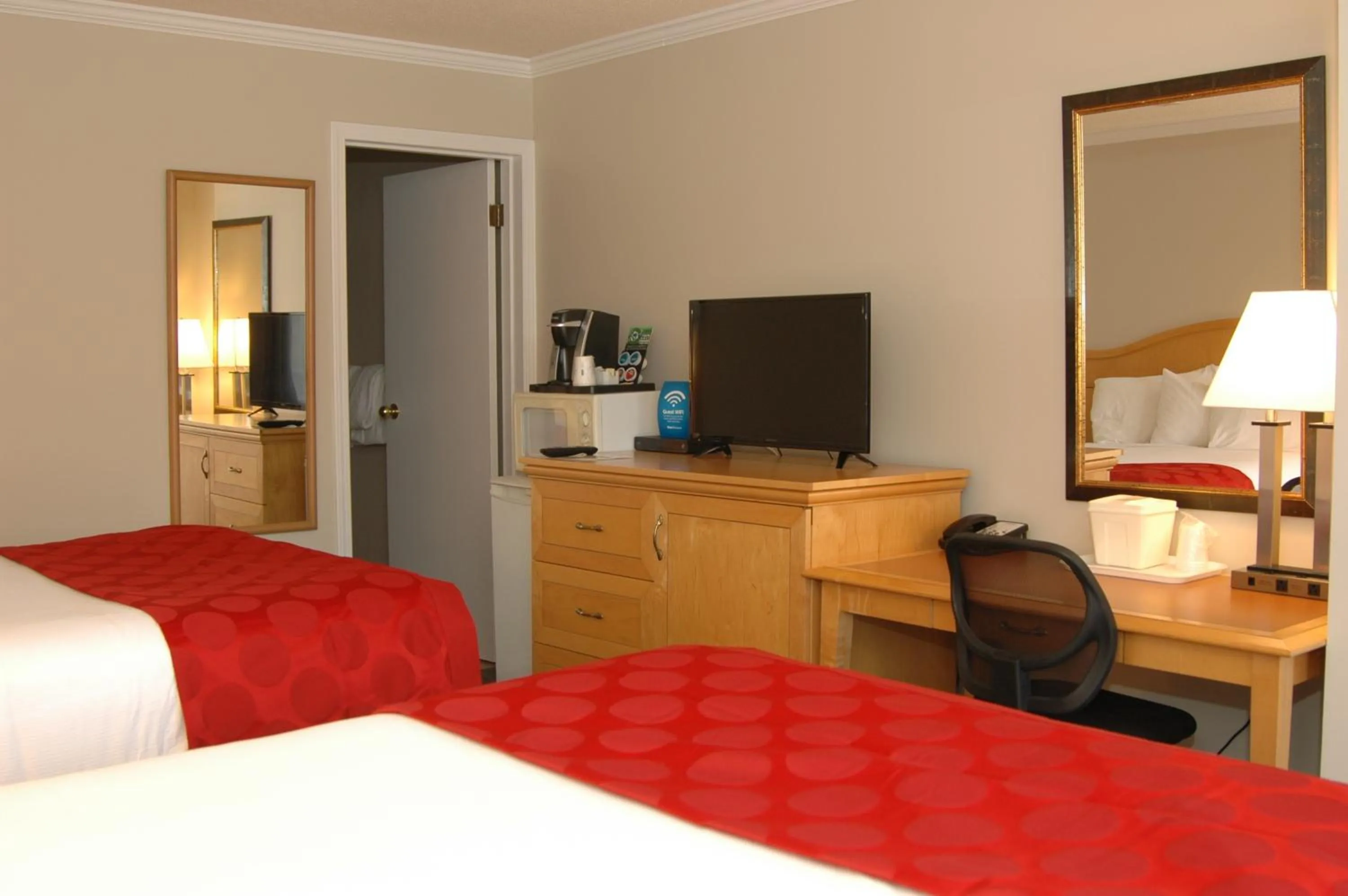 Photo of the whole room, Room Photo in Ramada by Wyndham Duncan Cowichan Valley
