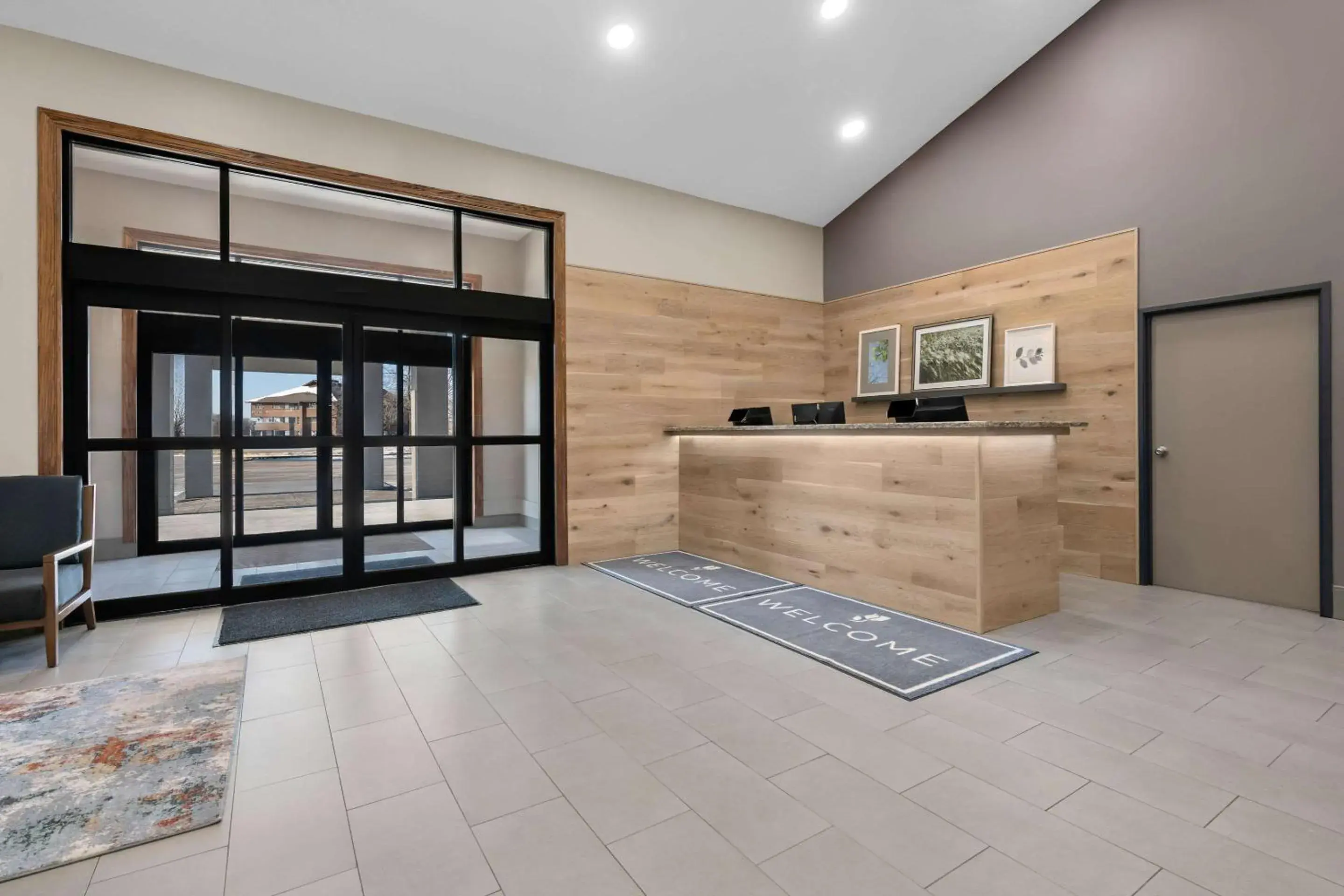 Lobby or reception in Country Inn & Suites by Radisson, Near The National Sports Center, Coon Rapids, MN Lobby or reception in Country Inn & Suites by Radisson, Near The National Sports Center, Coon Rapids, MN