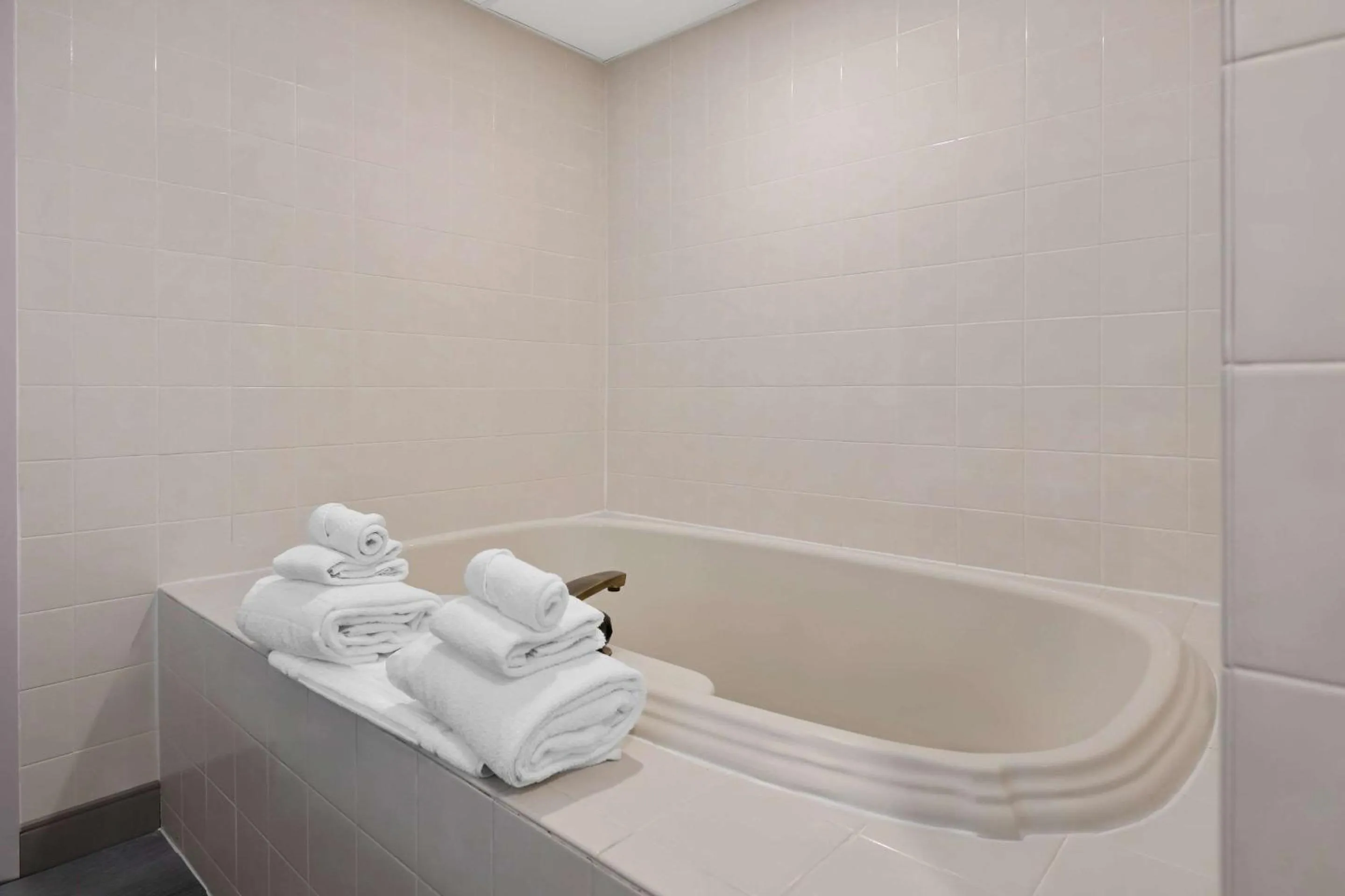 Bedroom in Country Inn & Suites by Radisson, Near The National Sports Center, Coon Rapids, MN