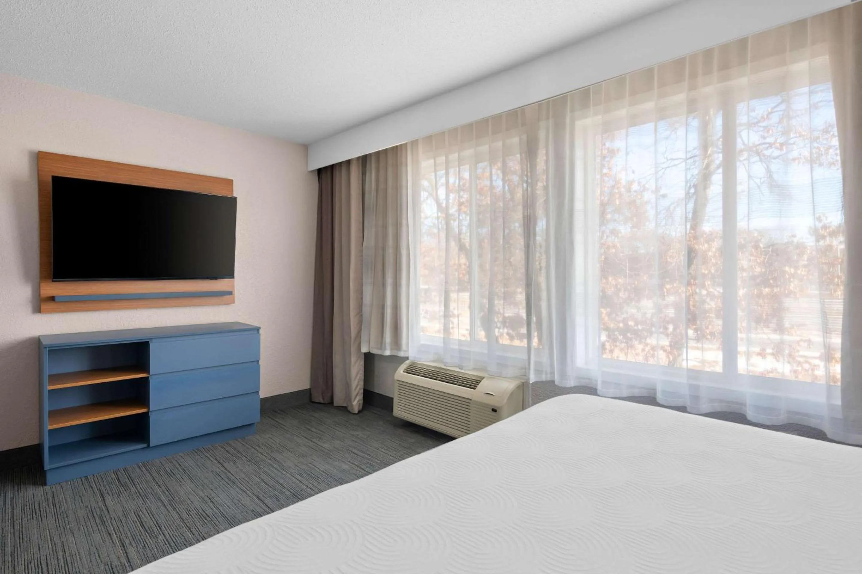 Bedroom, Bed in Country Inn & Suites by Radisson, Near The National Sports Center, Coon Rapids, MN