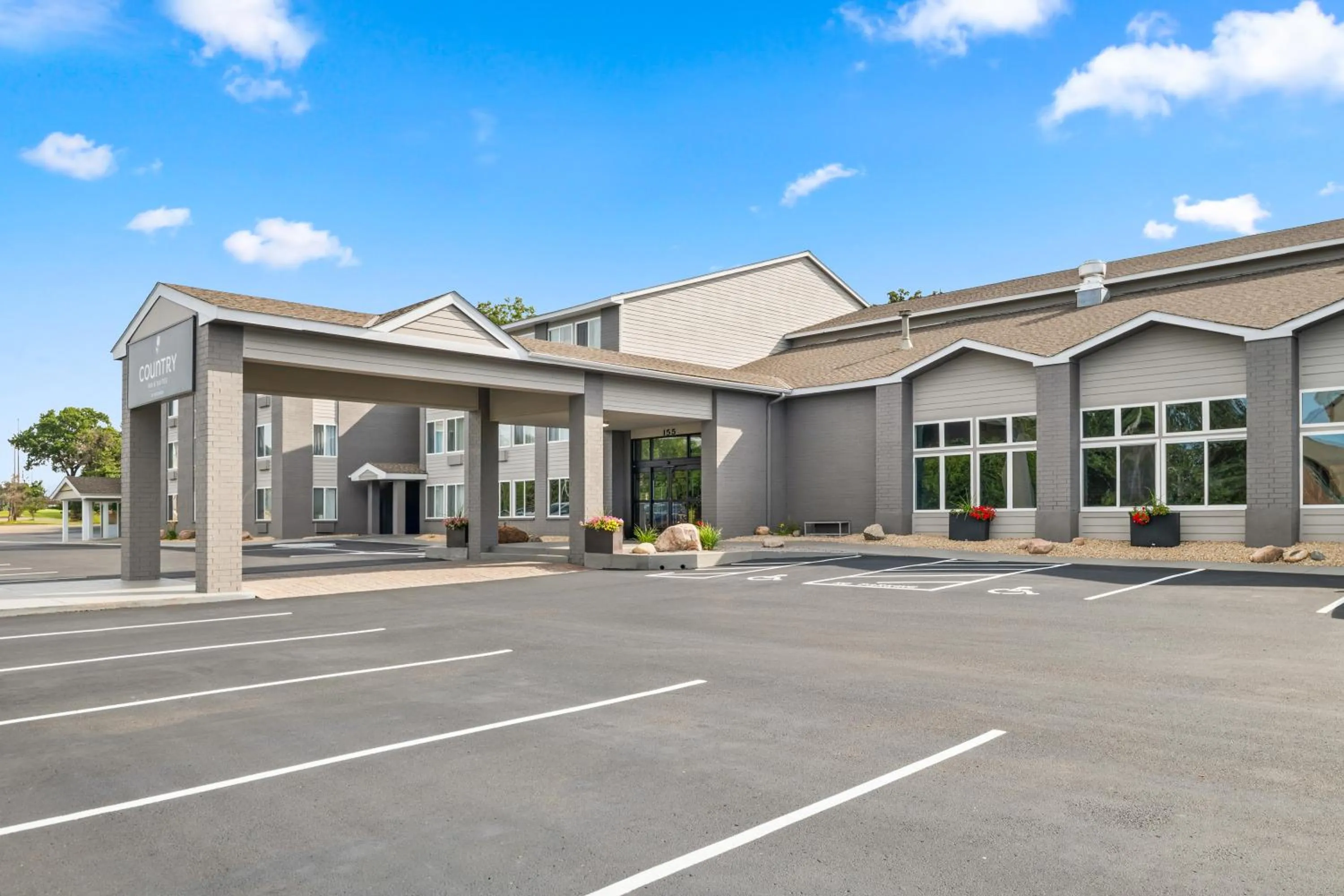 Property building in Country Inn & Suites by Radisson, Near The National Sports Center, Coon Rapids, MN