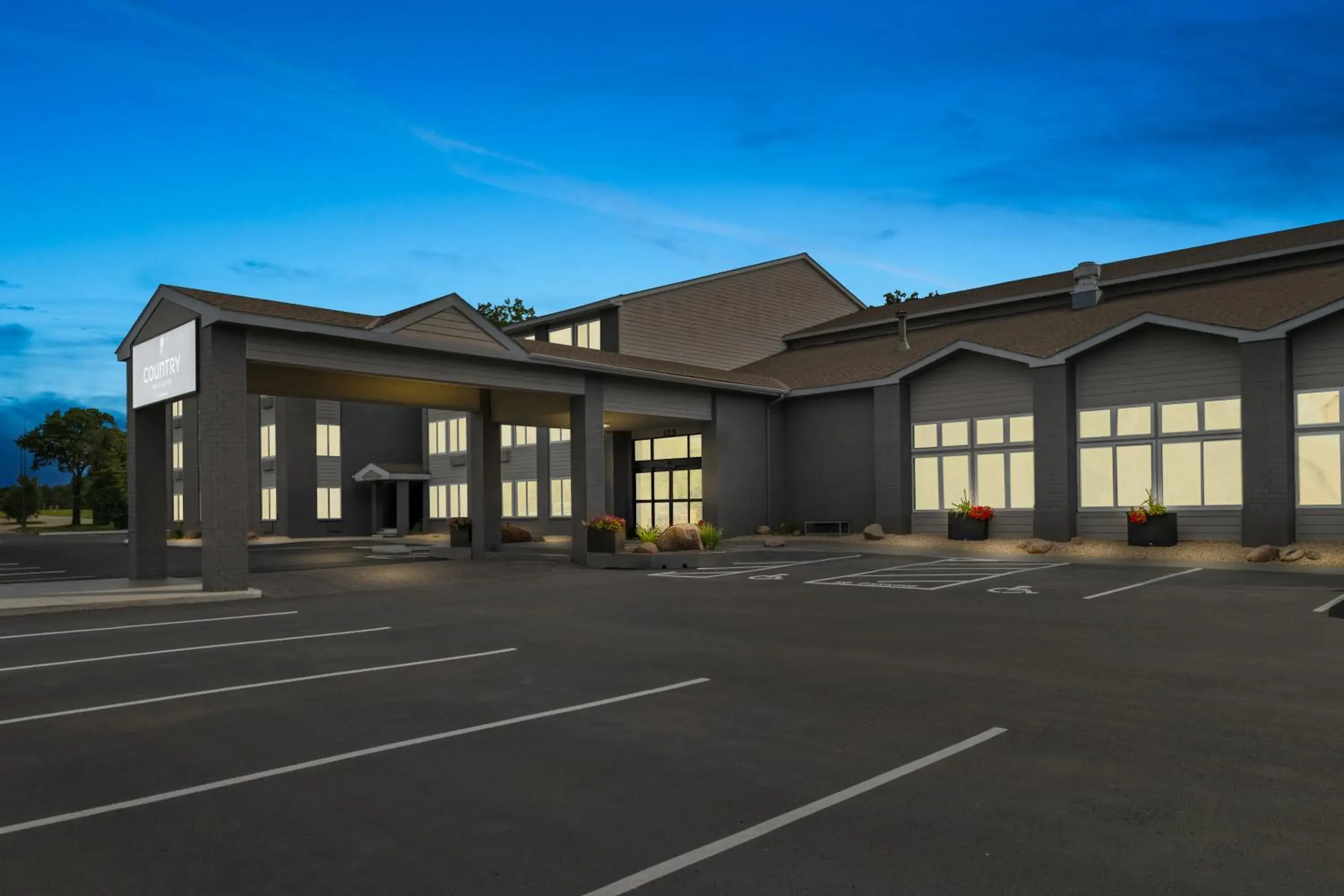 Property building in Country Inn & Suites by Radisson, Near The National Sports Center, Coon Rapids, MN Property building in Country Inn & Suites by Radisson, Near The National Sports Center, Coon Rapids, MN