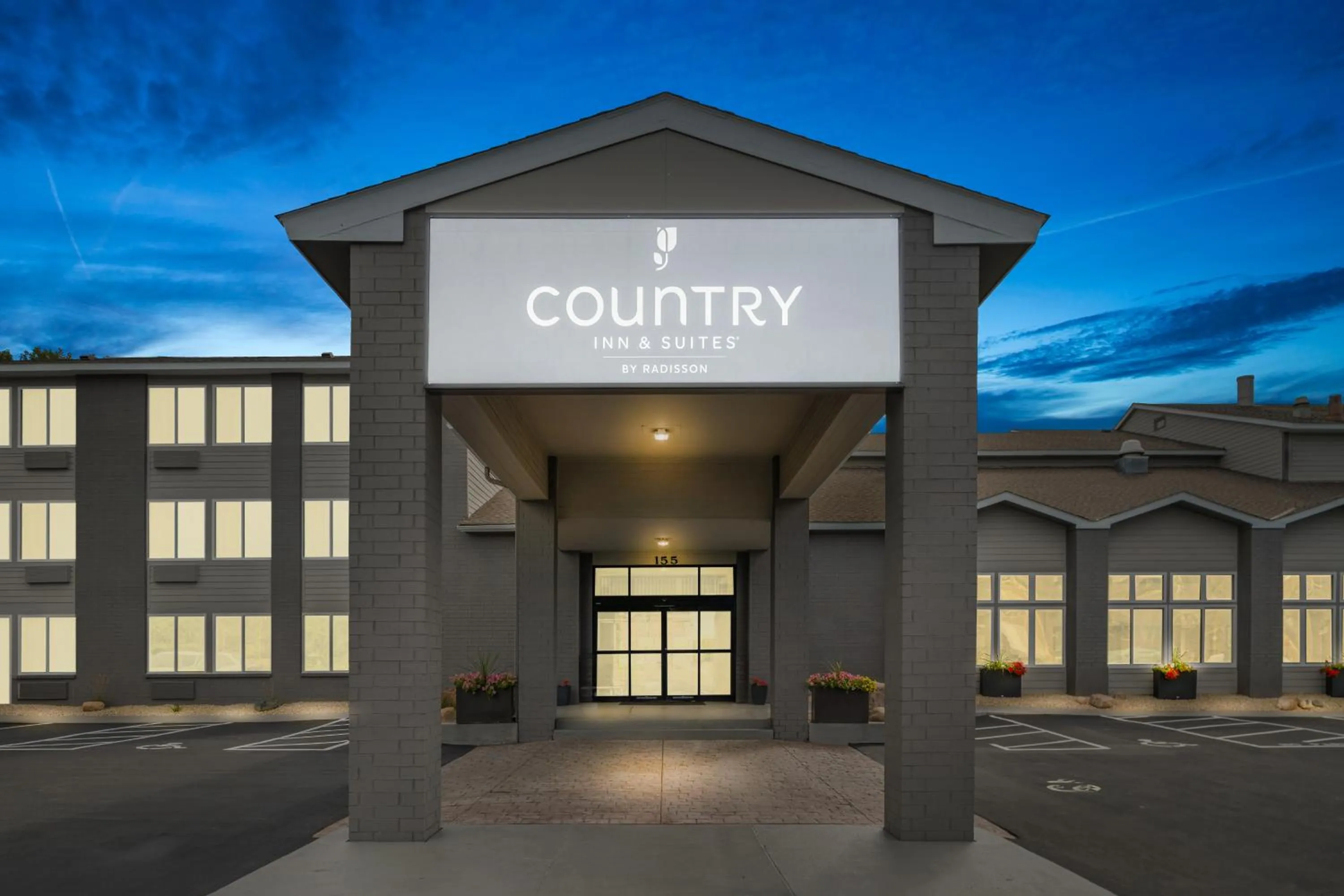 Property building in Country Inn & Suites by Radisson, Near The National Sports Center, Coon Rapids, MN