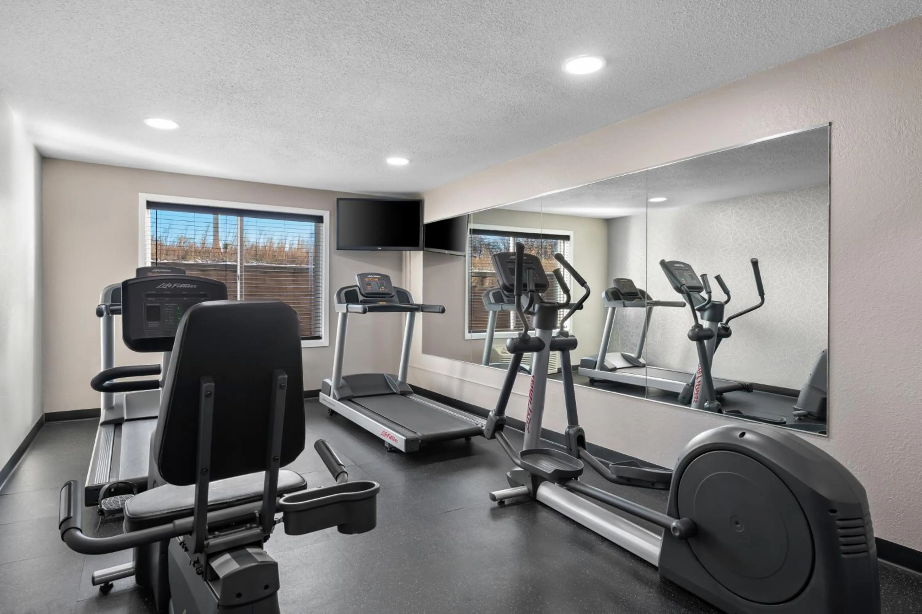 Fitness centre/facilities in Country Inn & Suites by Radisson, Near The National Sports Center, Coon Rapids, MN