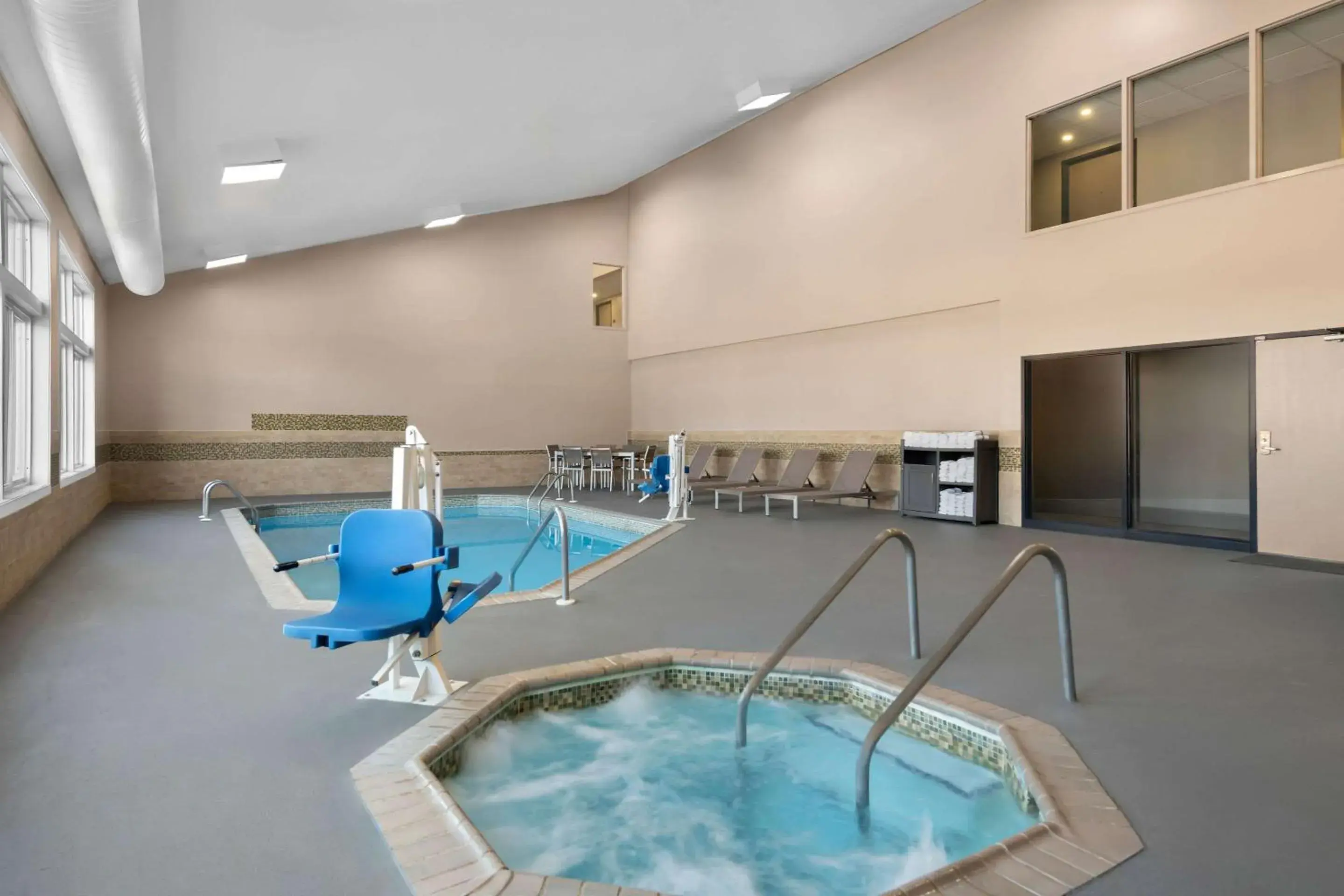 Swimming pool in Country Inn & Suites by Radisson, Near The National Sports Center, Coon Rapids, MN Swimming pool in Country Inn & Suites by Radisson, Near The National Sports Center, Coon Rapids, MN