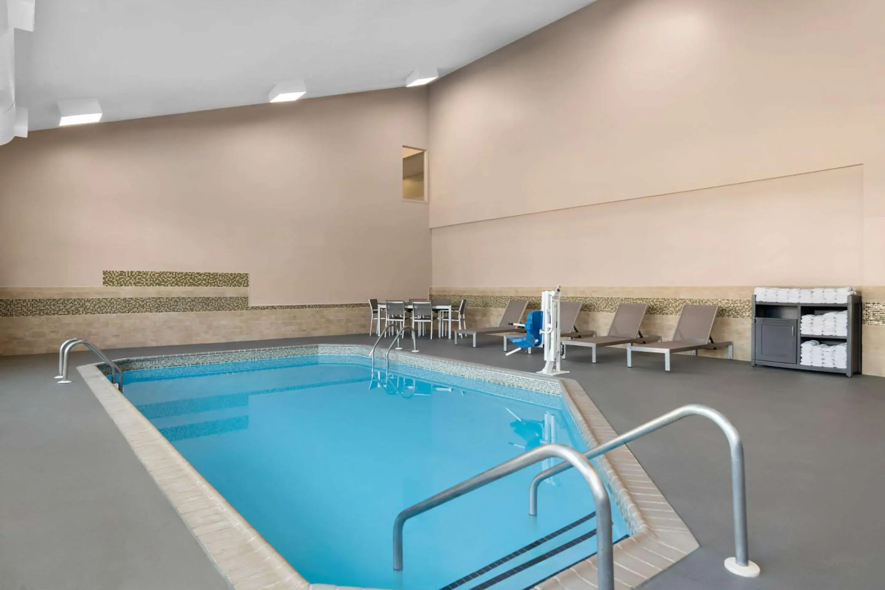 Swimming pool in Country Inn & Suites by Radisson, Near The National Sports Center, Coon Rapids, MN Swimming pool in Country Inn & Suites by Radisson, Near The National Sports Center, Coon Rapids, MN