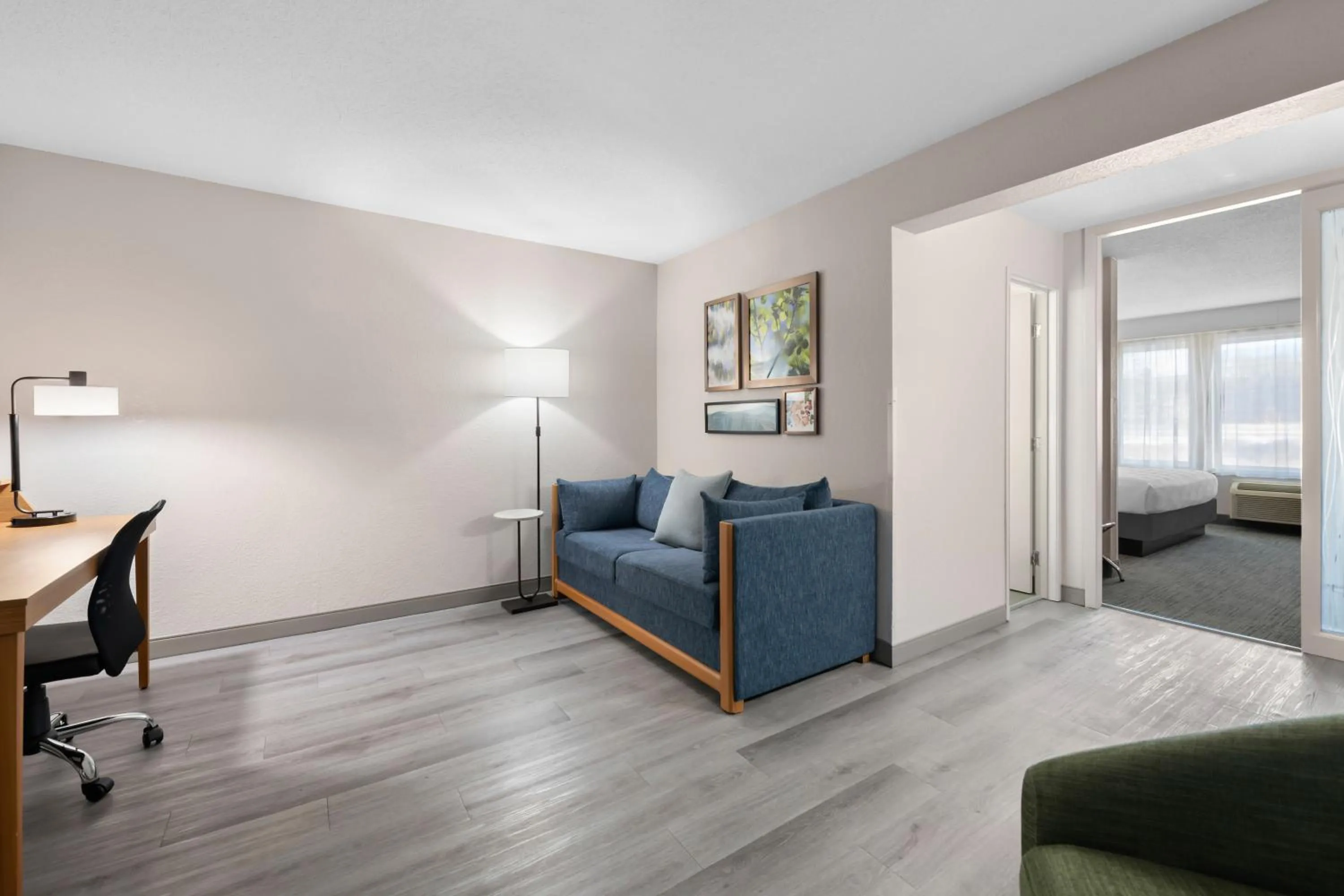 Living room in Country Inn & Suites by Radisson, Near The National Sports Center, Coon Rapids, MN