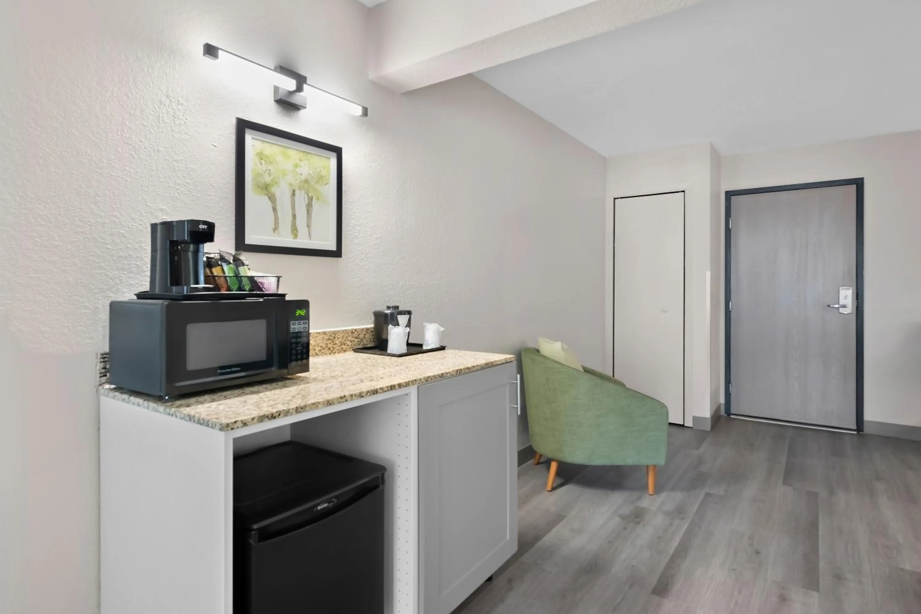 Coffee/tea facilities in Country Inn & Suites by Radisson, Near The National Sports Center, Coon Rapids, MN