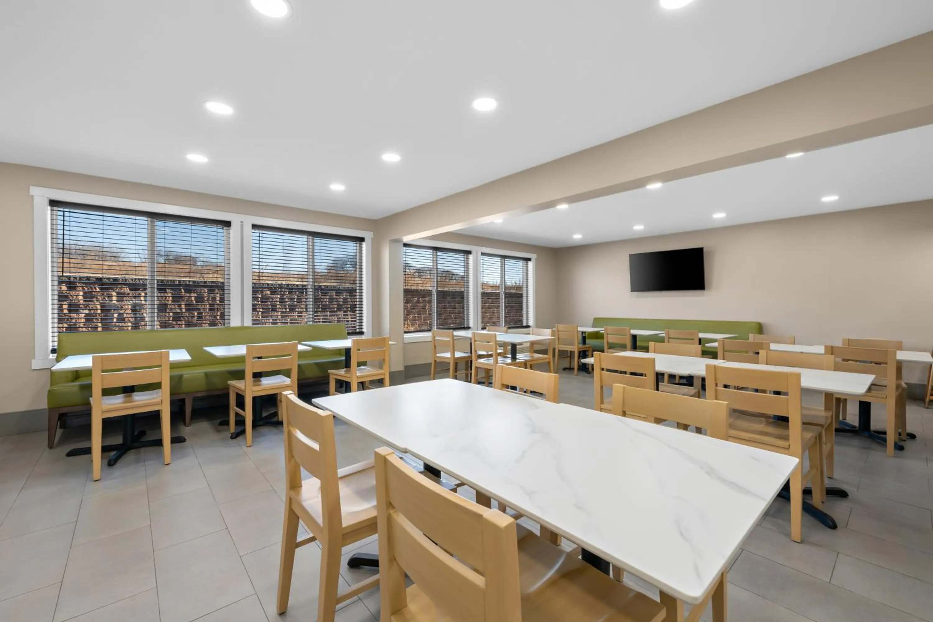 Breakfast in Country Inn & Suites by Radisson, Near The National Sports Center, Coon Rapids, MN