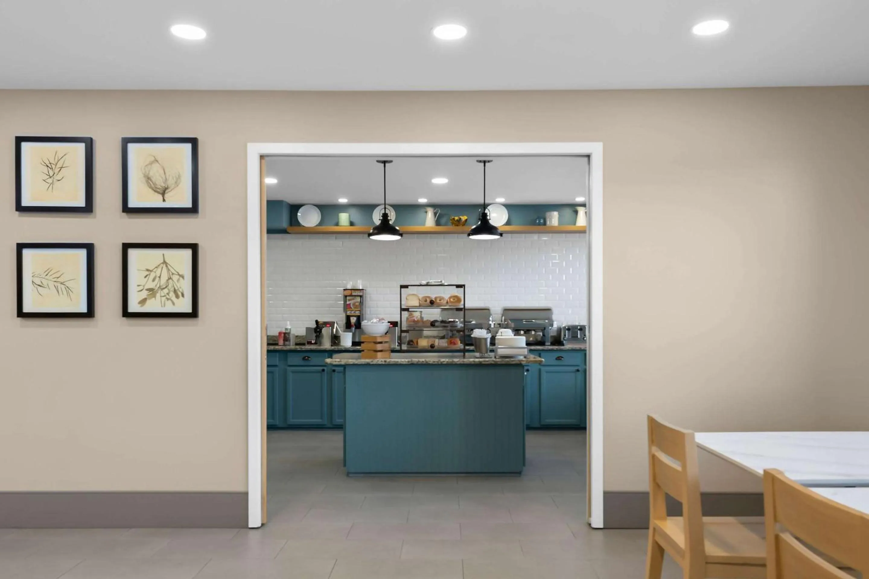 Breakfast in Country Inn & Suites by Radisson, Near The National Sports Center, Coon Rapids, MN