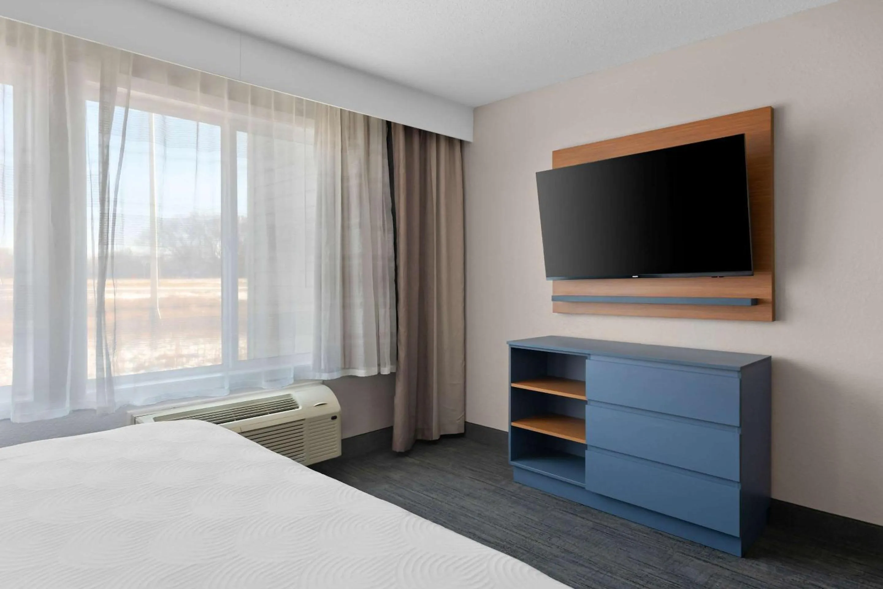 Bedroom, Bed in Country Inn & Suites by Radisson, Near The National Sports Center, Coon Rapids, MN