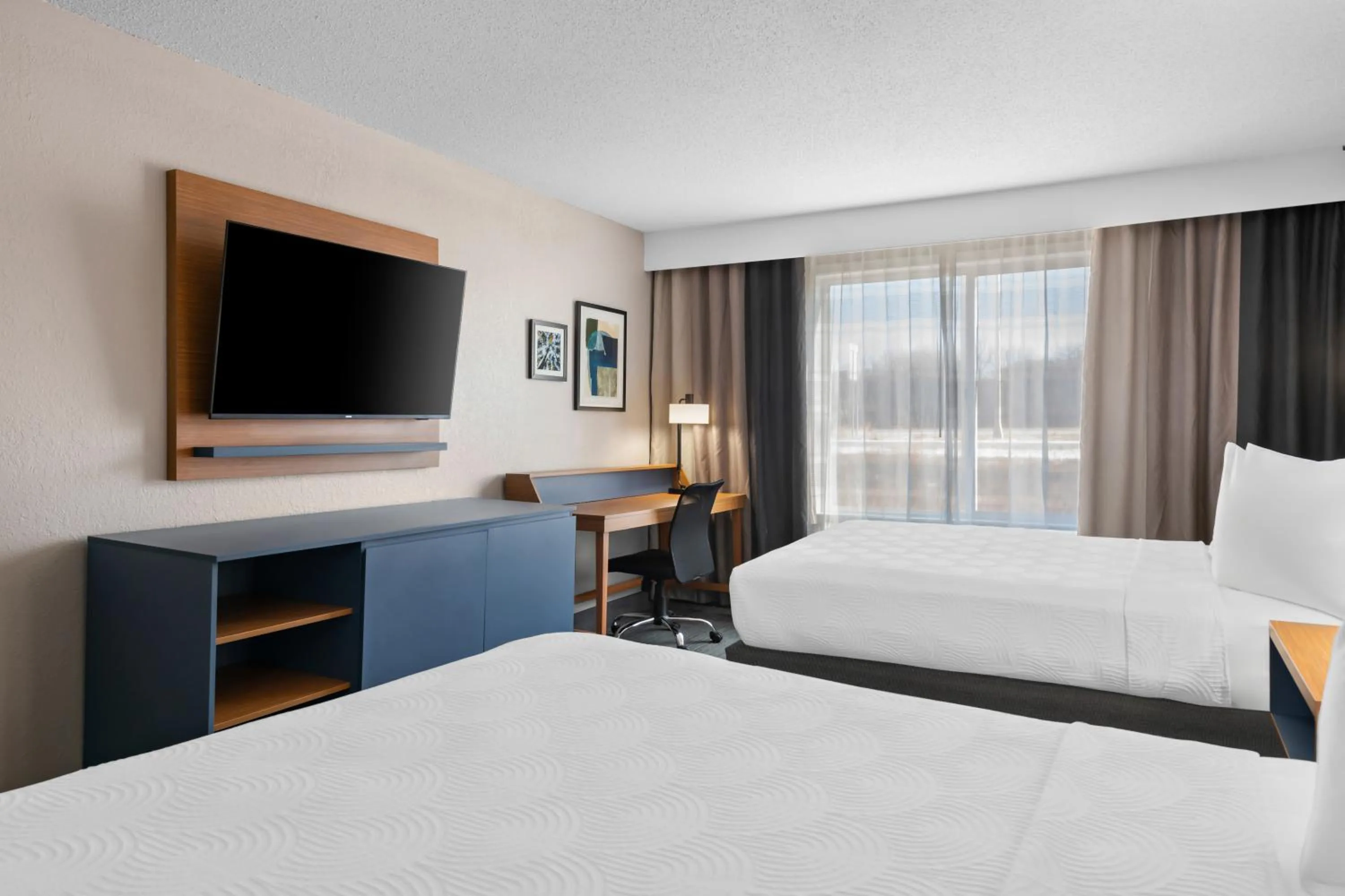 Bed in Country Inn & Suites by Radisson, Near The National Sports Center, Coon Rapids, MN