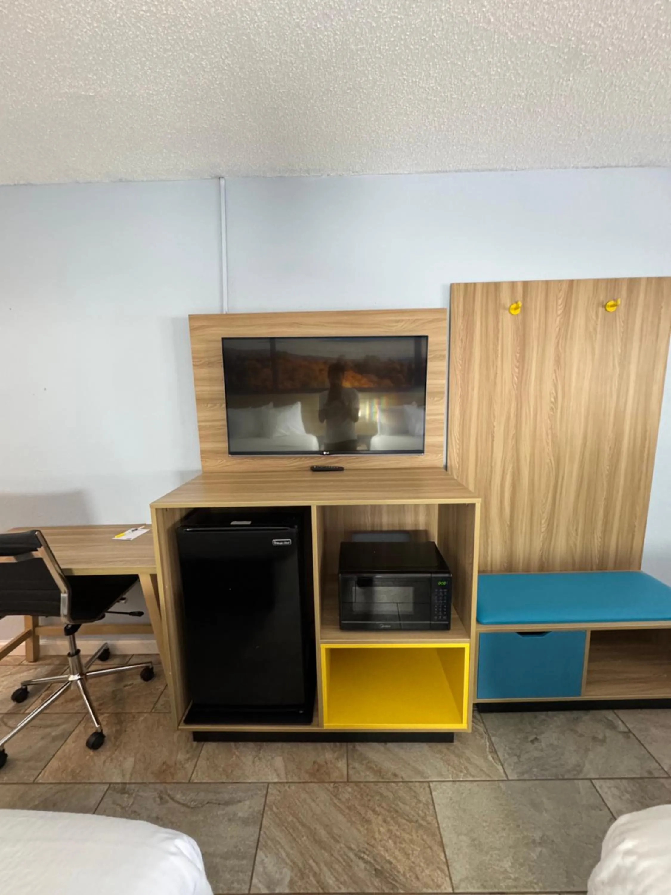 TV and multimedia in Days Inn by Wyndham Charlotte University