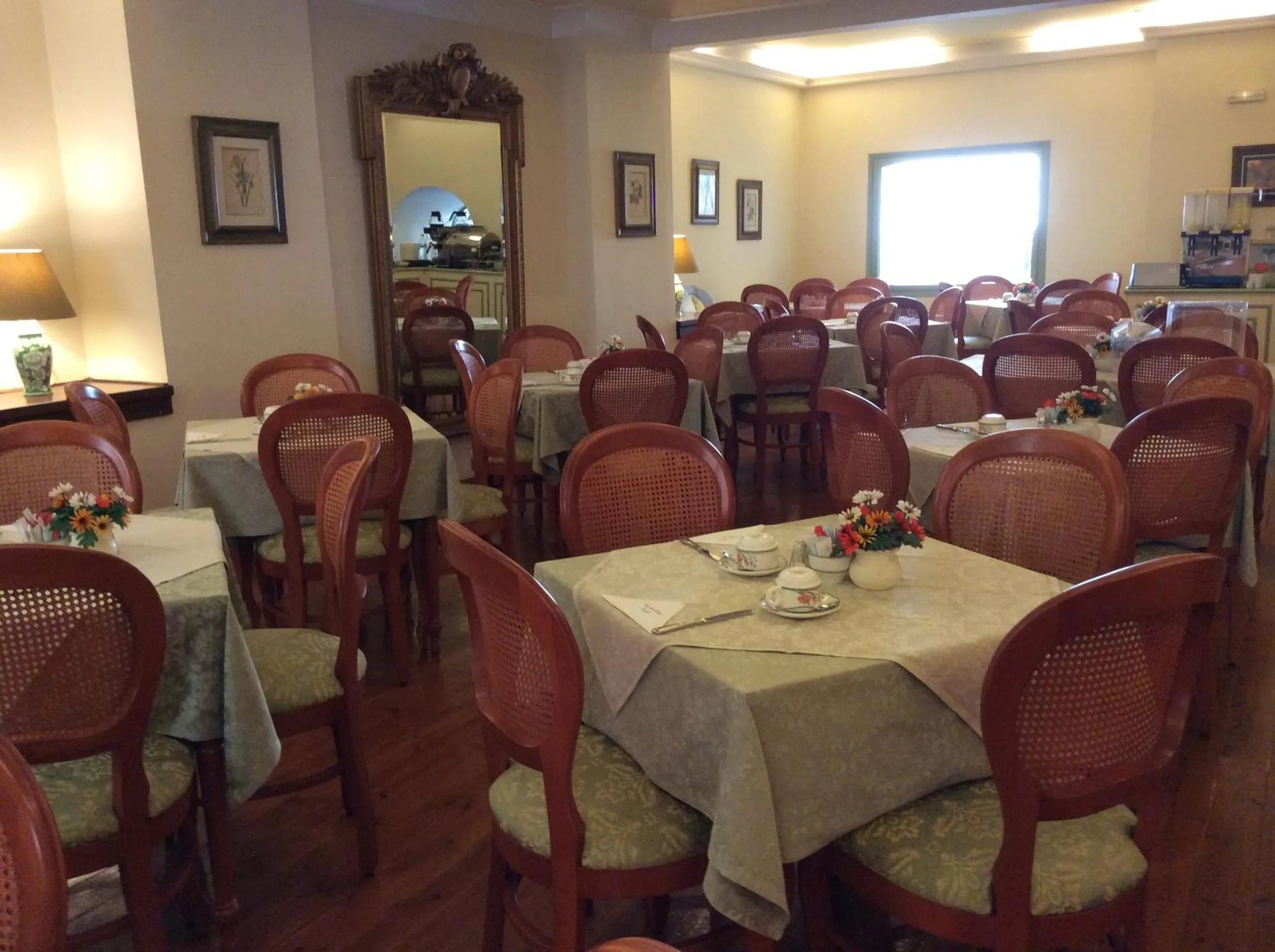 Restaurant/places to eat in Cavalieri Hotel