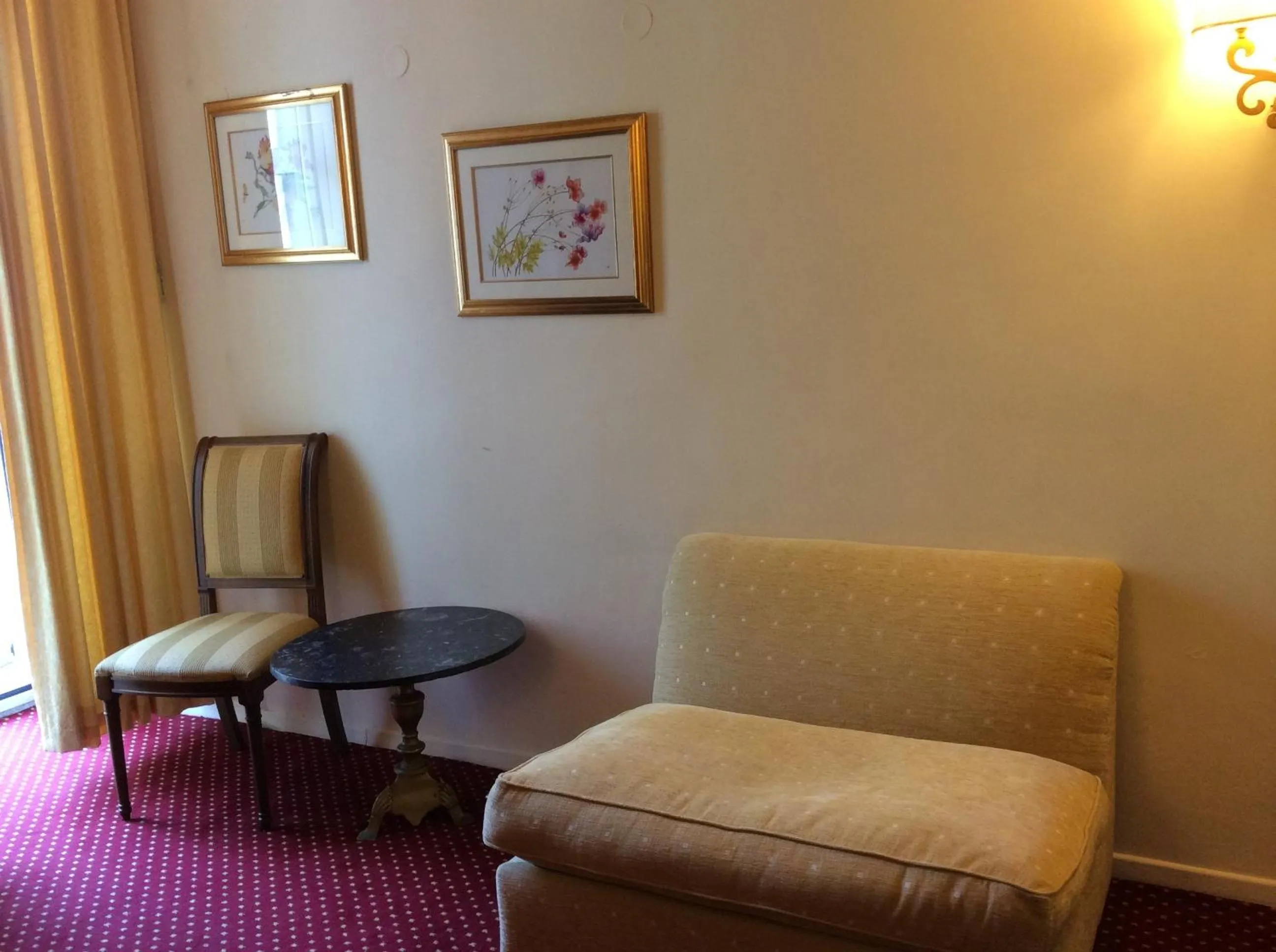 Seating area in Cavalieri Hotel