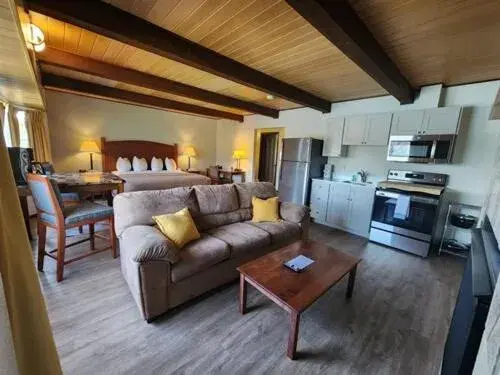 Premium, 1 King Bed, 1 Queen Bed, Fireplace, River view Kitchenette (No Pets) in Westcliff Lodge Premium, 1 King Bed, 1 Queen Bed, Fireplace, River view Kitchenette (No Pets) in Westcliff Lodge
