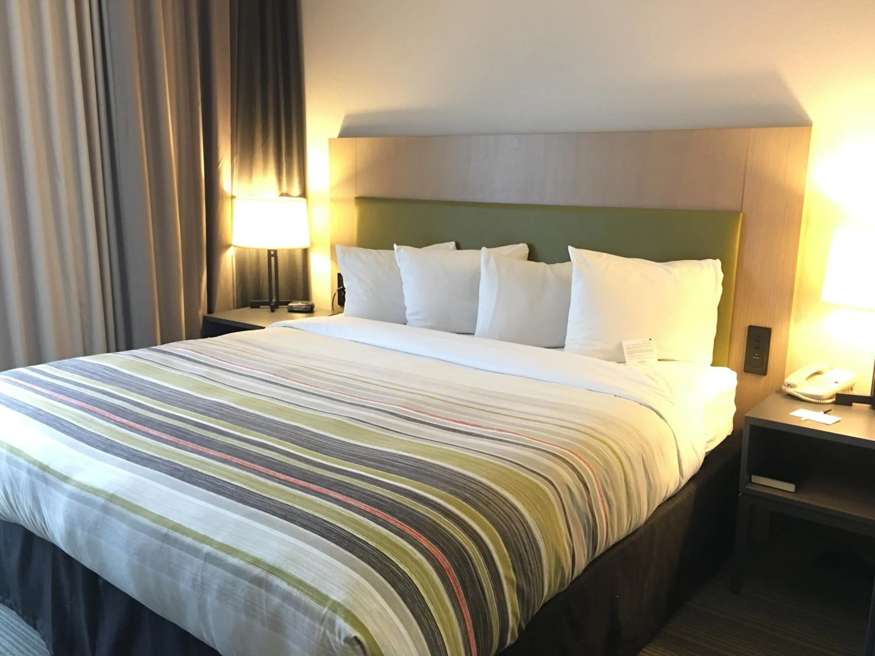 Bed in Country Inn & Suites by Radisson, Camp Springs Andrews Air Force Base , MD