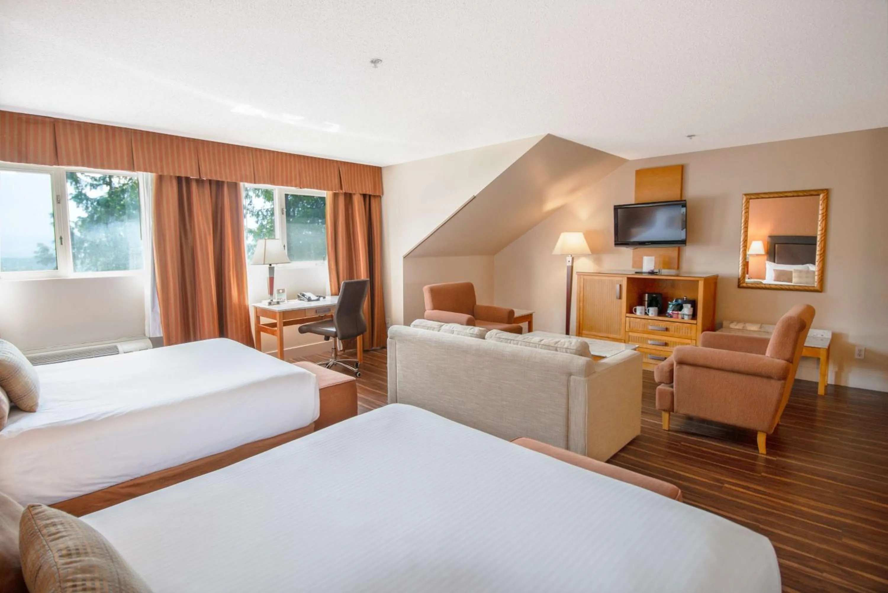 Bedroom, Bed in Coast Hillcrest Hotel