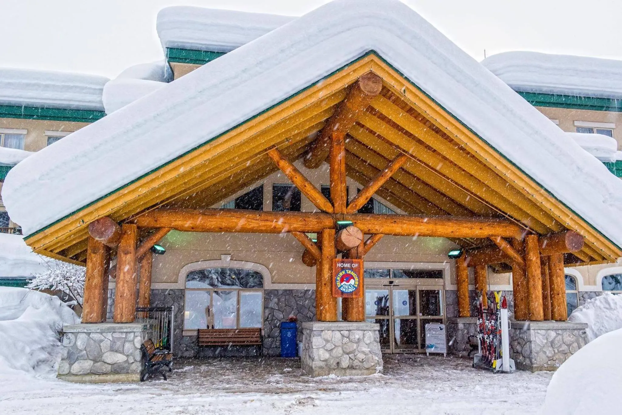 Facade/entrance in Coast Hillcrest Hotel