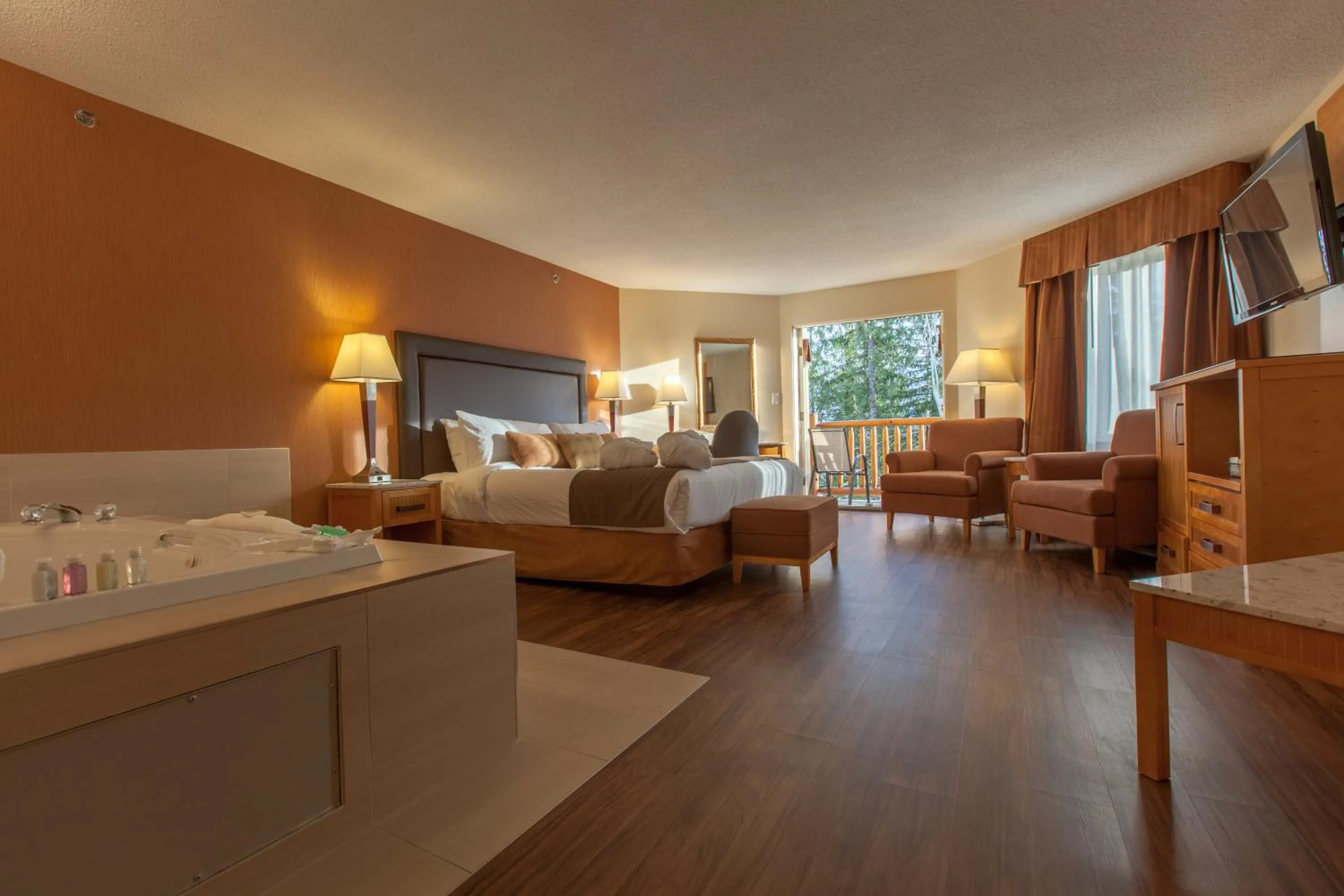 Balcony/Terrace, Bed in Coast Hillcrest Hotel