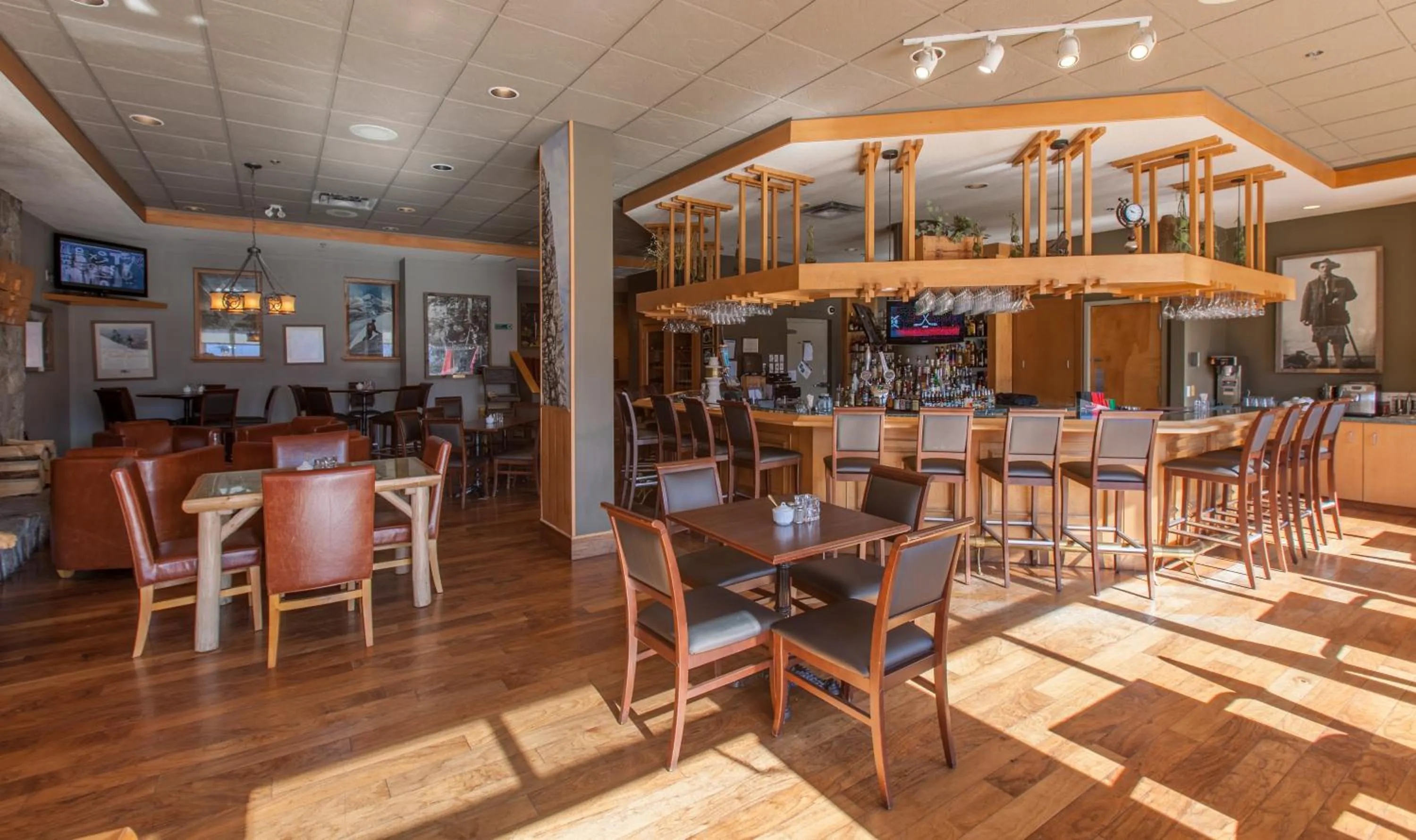 Restaurant/places to eat in Coast Hillcrest Hotel