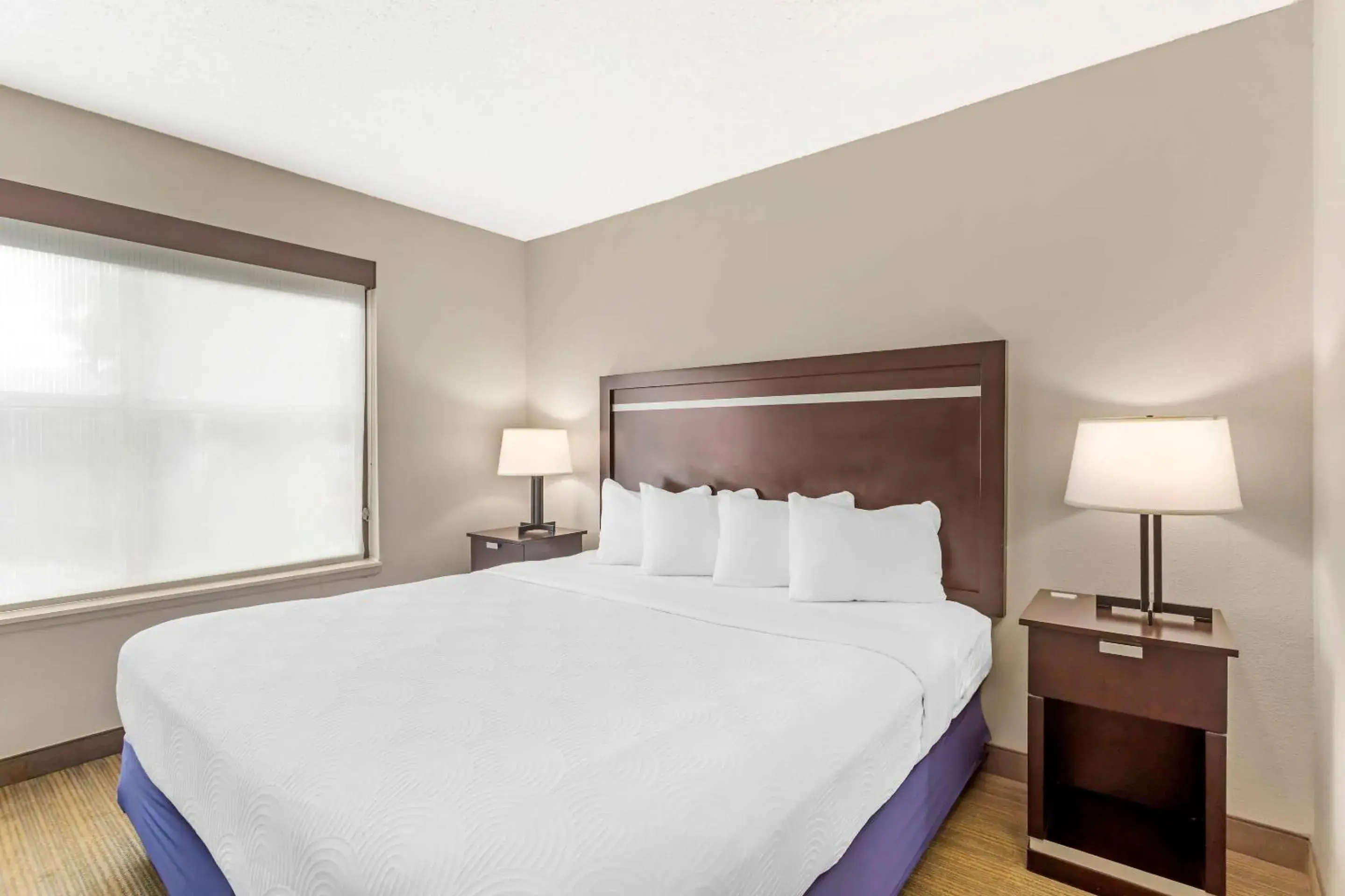 Bedroom, Bed in Country Inn & Suites by Radisson, Jacksonville - Orange Park Bedroom, Bed in Country Inn & Suites by Radisson, Jacksonville - Orange Park