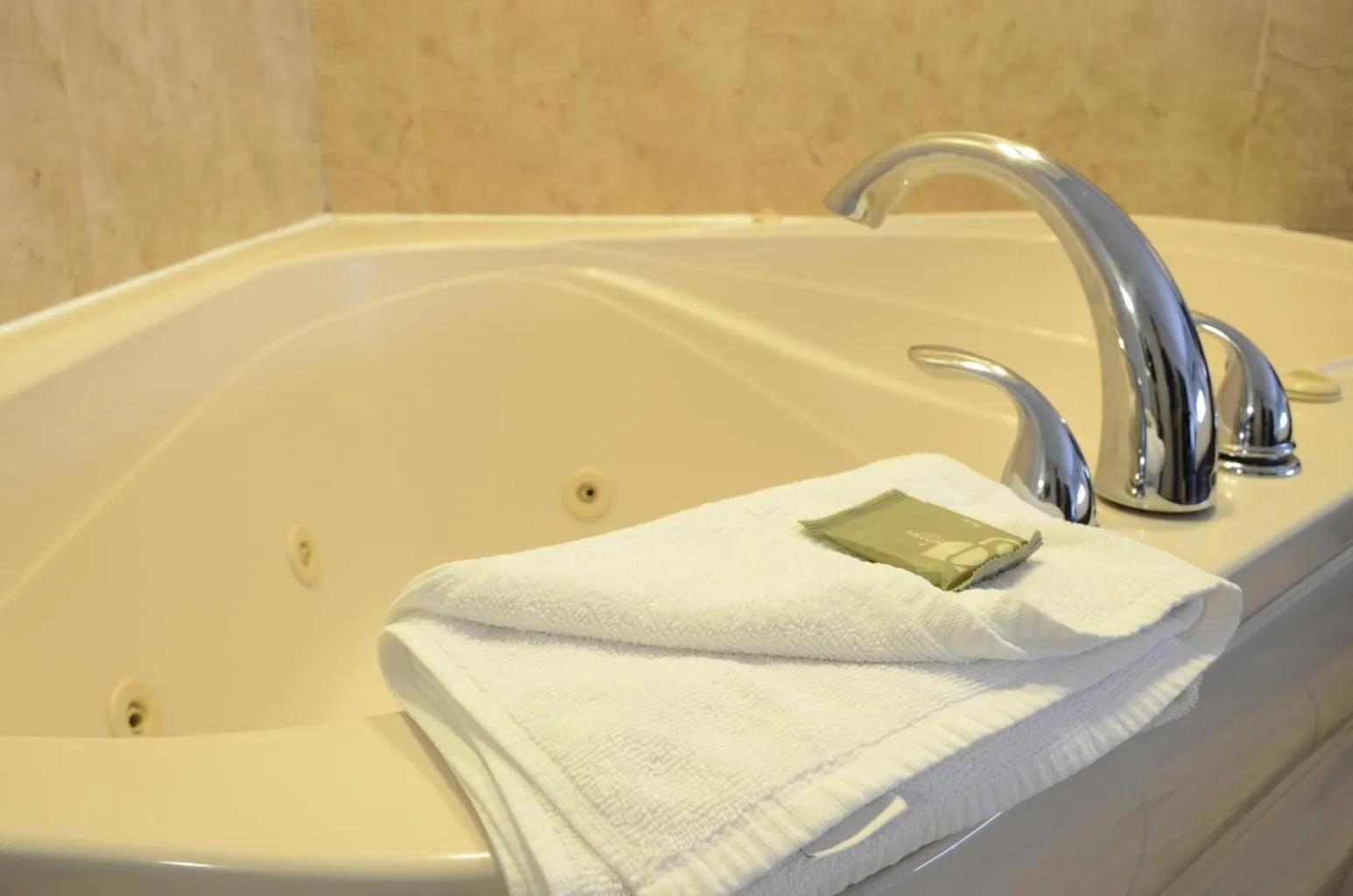 Bath in Country Inn & Suites by Radisson, Jacksonville, FL