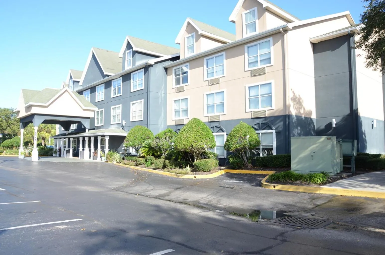 Property building in Country Inn & Suites by Radisson, Jacksonville, FL
