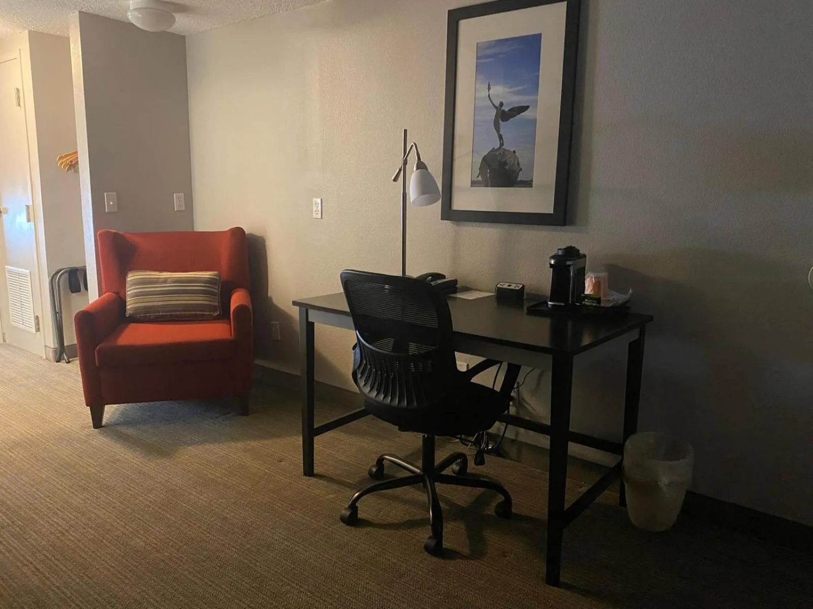 Living room in Country Inn & Suites by Radisson, Jacksonville, FL