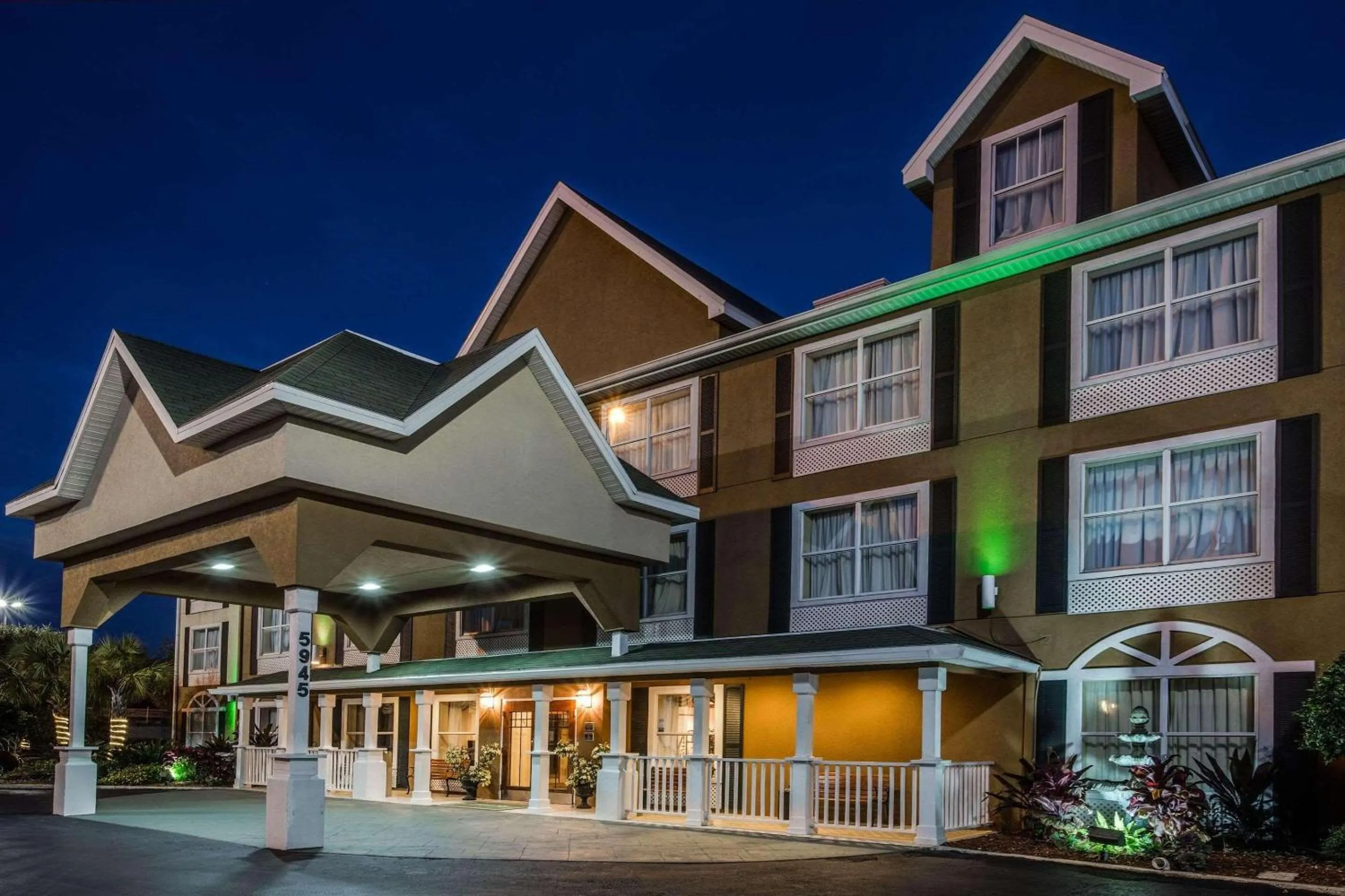 Property building in Country Inn & Suites by Radisson, Jacksonville, FL