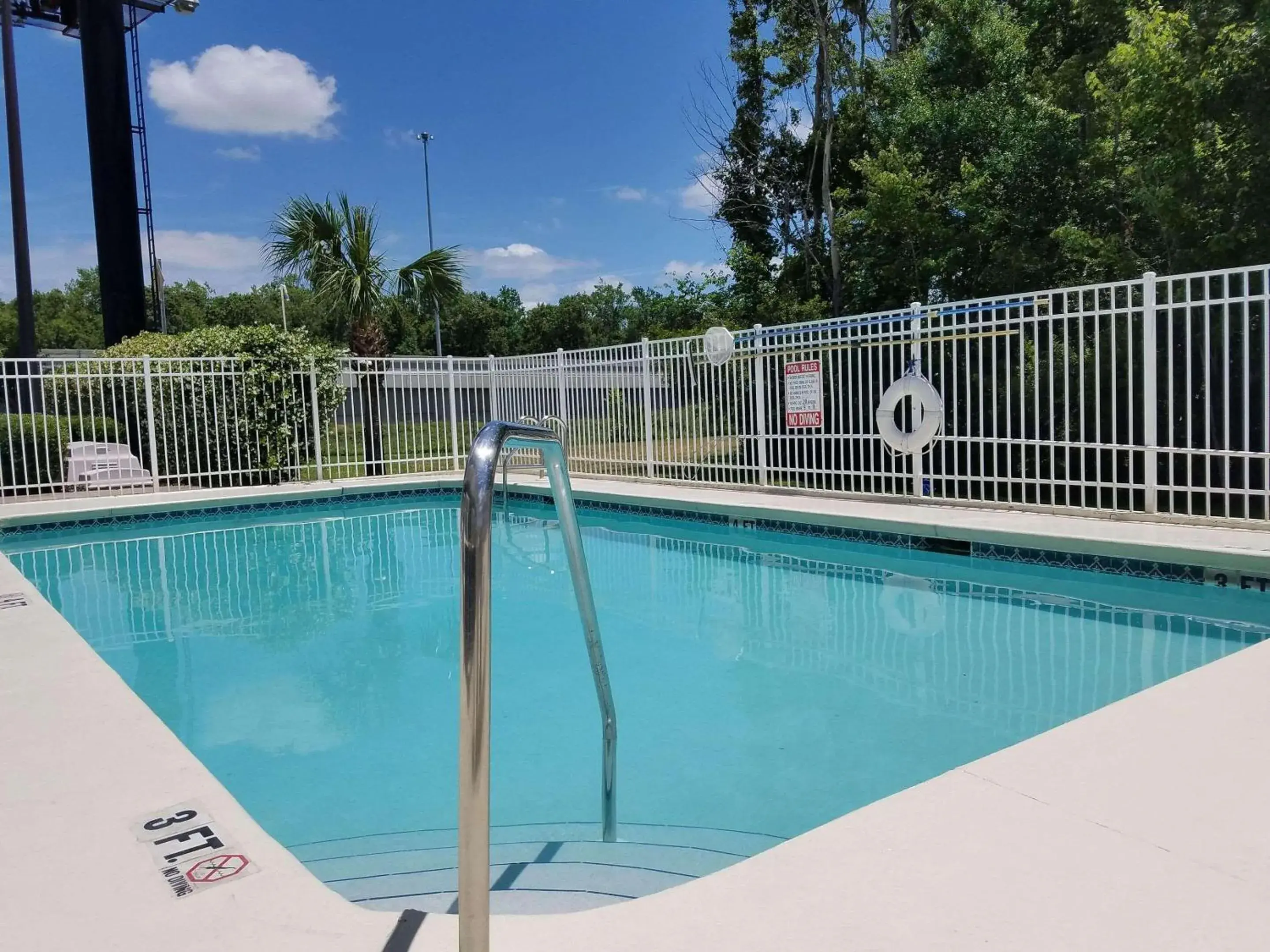 Swimming pool in Country Inn & Suites by Radisson, Jacksonville, FL Swimming pool in Country Inn & Suites by Radisson, Jacksonville, FL