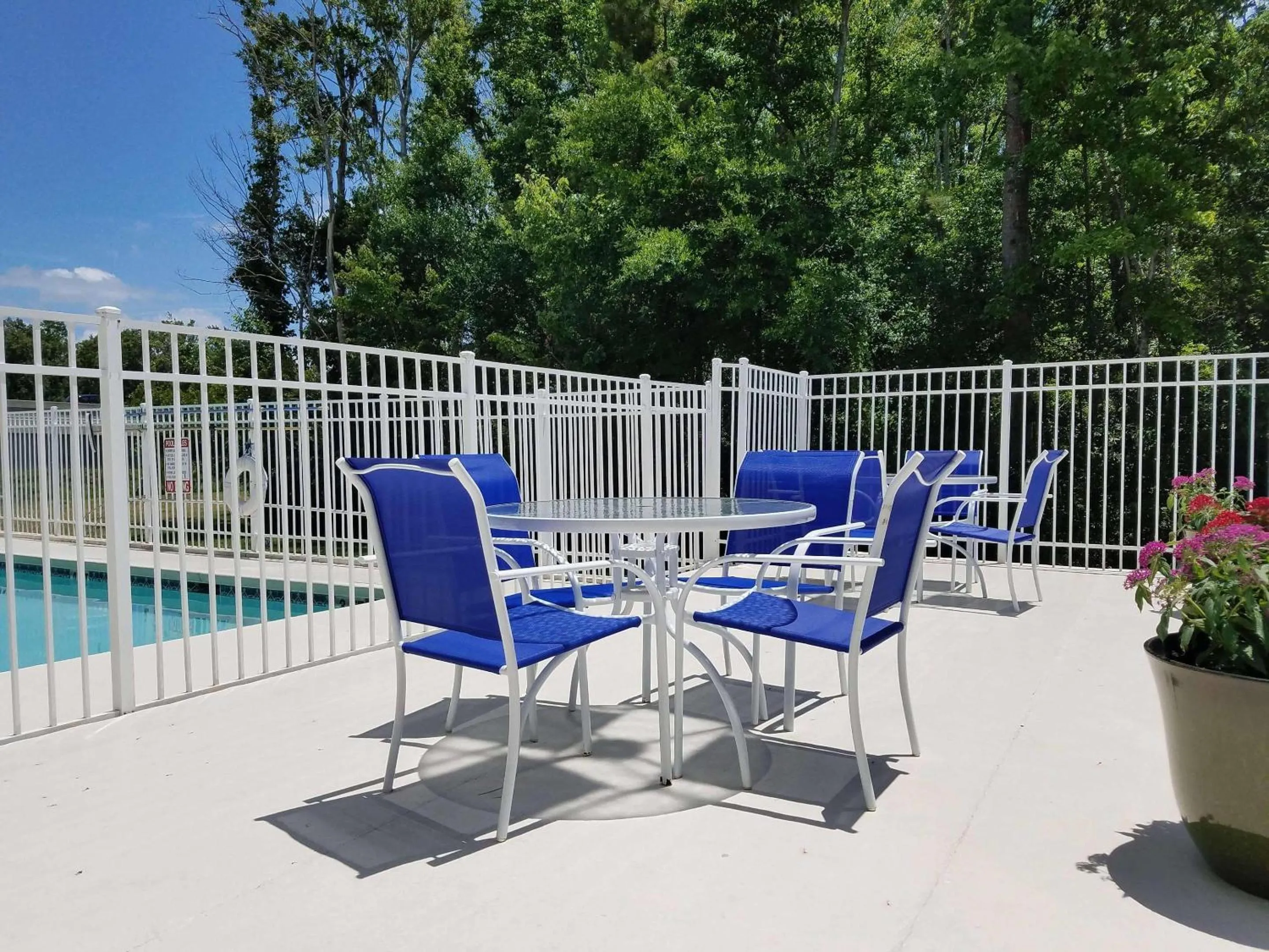 Swimming pool in Country Inn & Suites by Radisson, Jacksonville - Orange Park