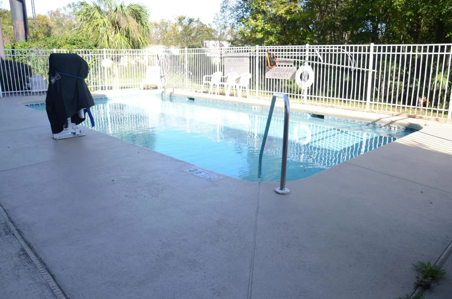 Swimming pool in Country Inn & Suites by Radisson, Jacksonville, FL