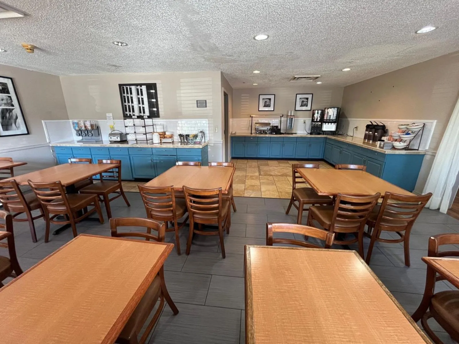 Breakfast in Country Inn & Suites by Radisson, Jacksonville, FL