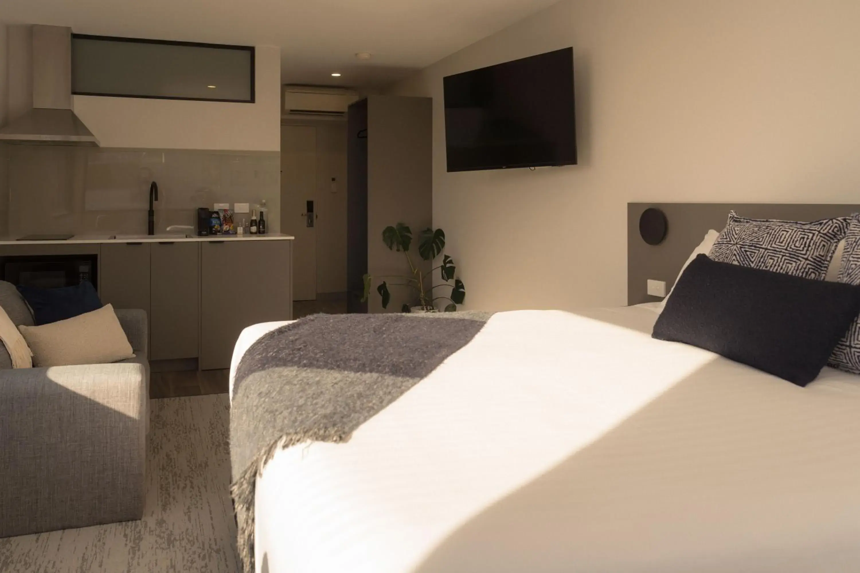 Deluxe Waterview King in Motel 429 Deluxe Waterview King in Motel 429