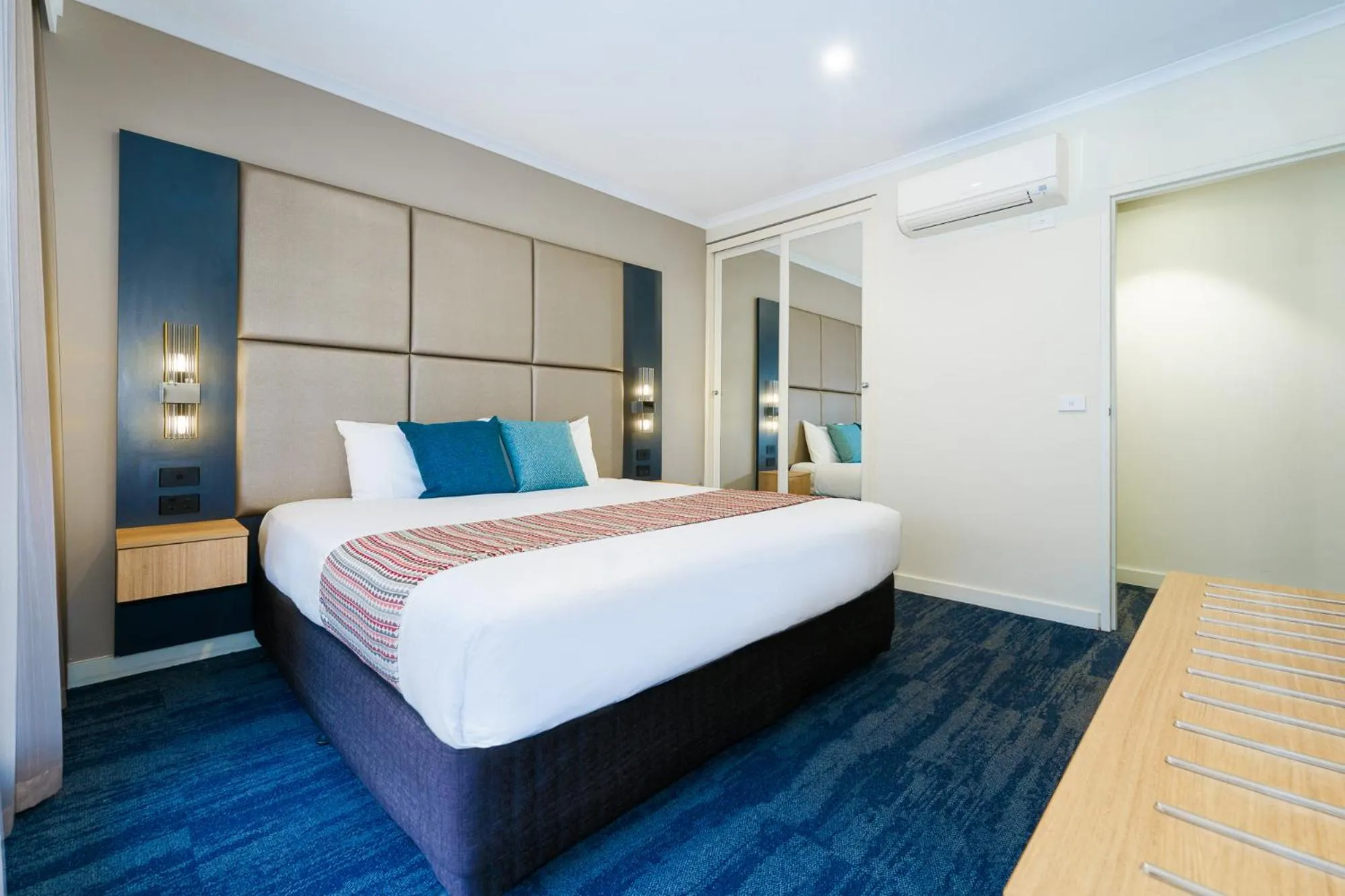 Bedroom, Bed in Quality Hotel Parklake Shepparton