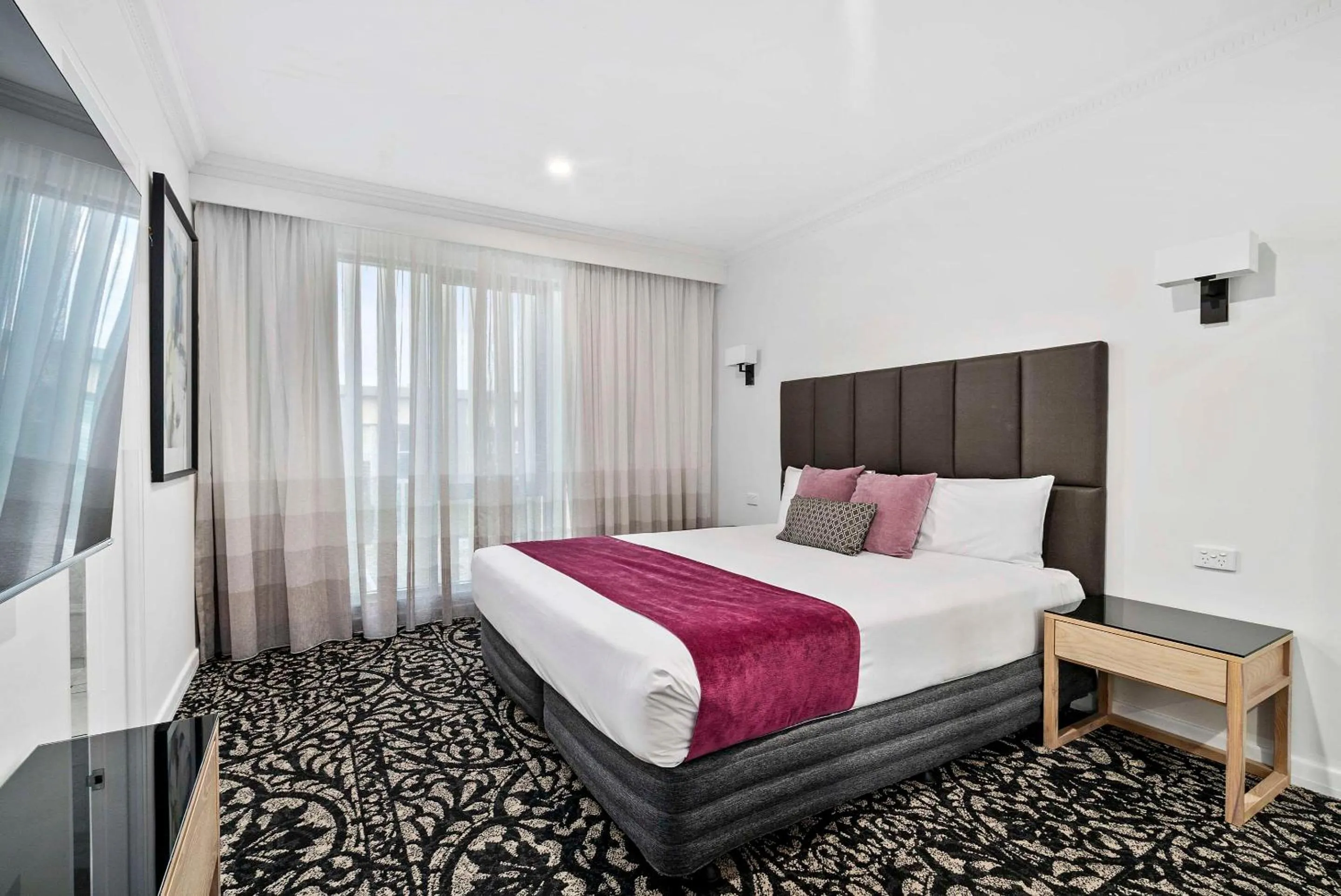 Bedroom, Bed in Quality Hotel Parklake Shepparton