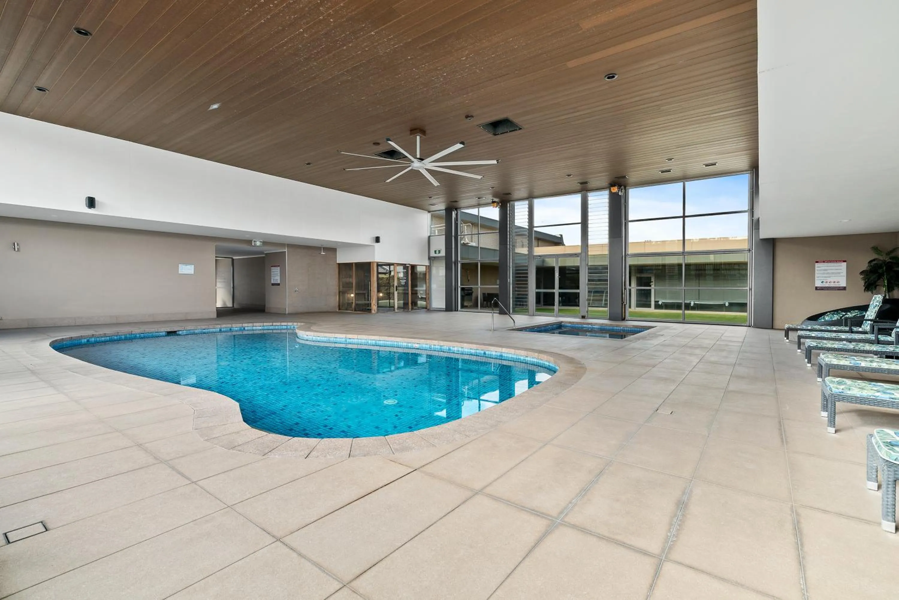 Swimming pool in Quality Hotel Parklake Shepparton