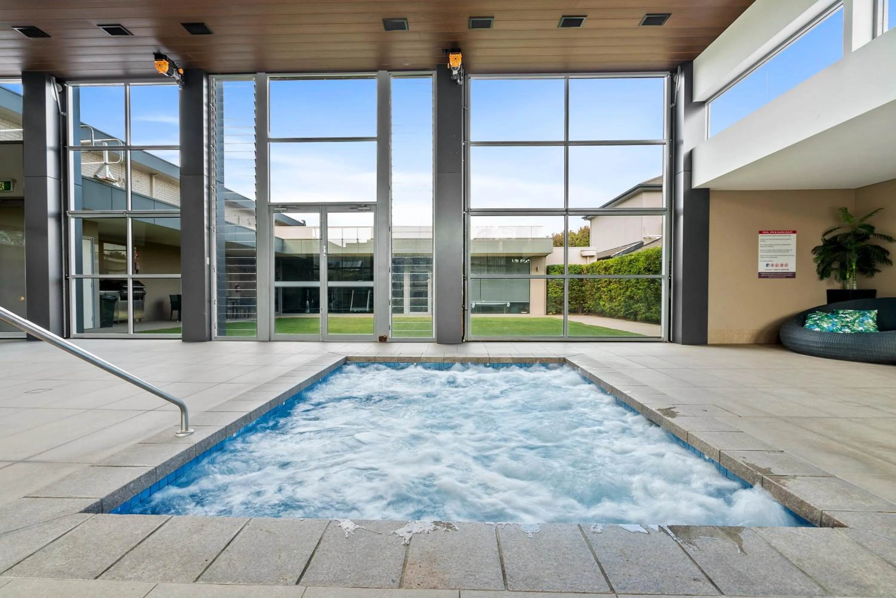 Swimming pool in Quality Hotel Parklake Shepparton