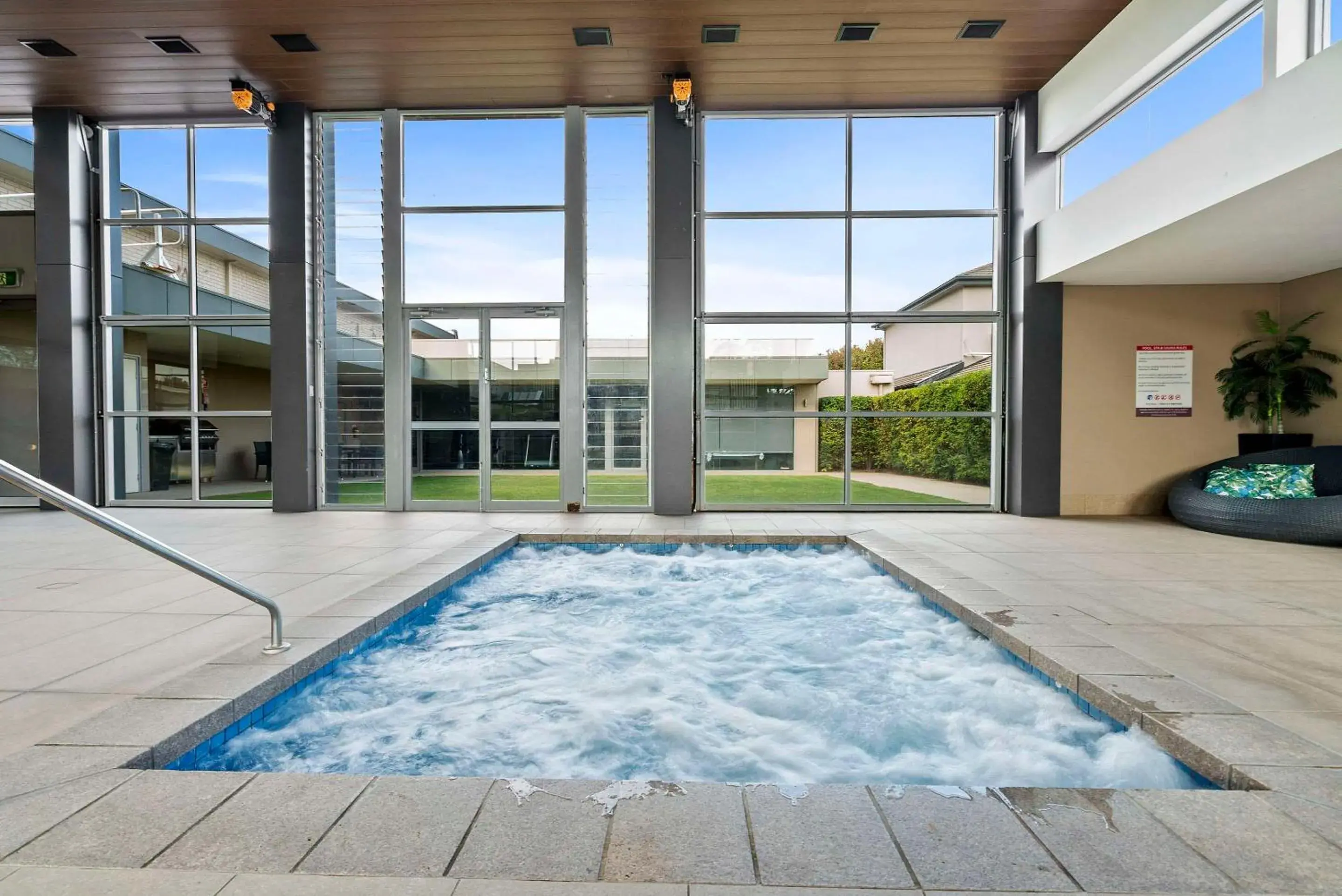 Swimming pool in Quality Hotel Parklake Shepparton Swimming pool in Quality Hotel Parklake Shepparton