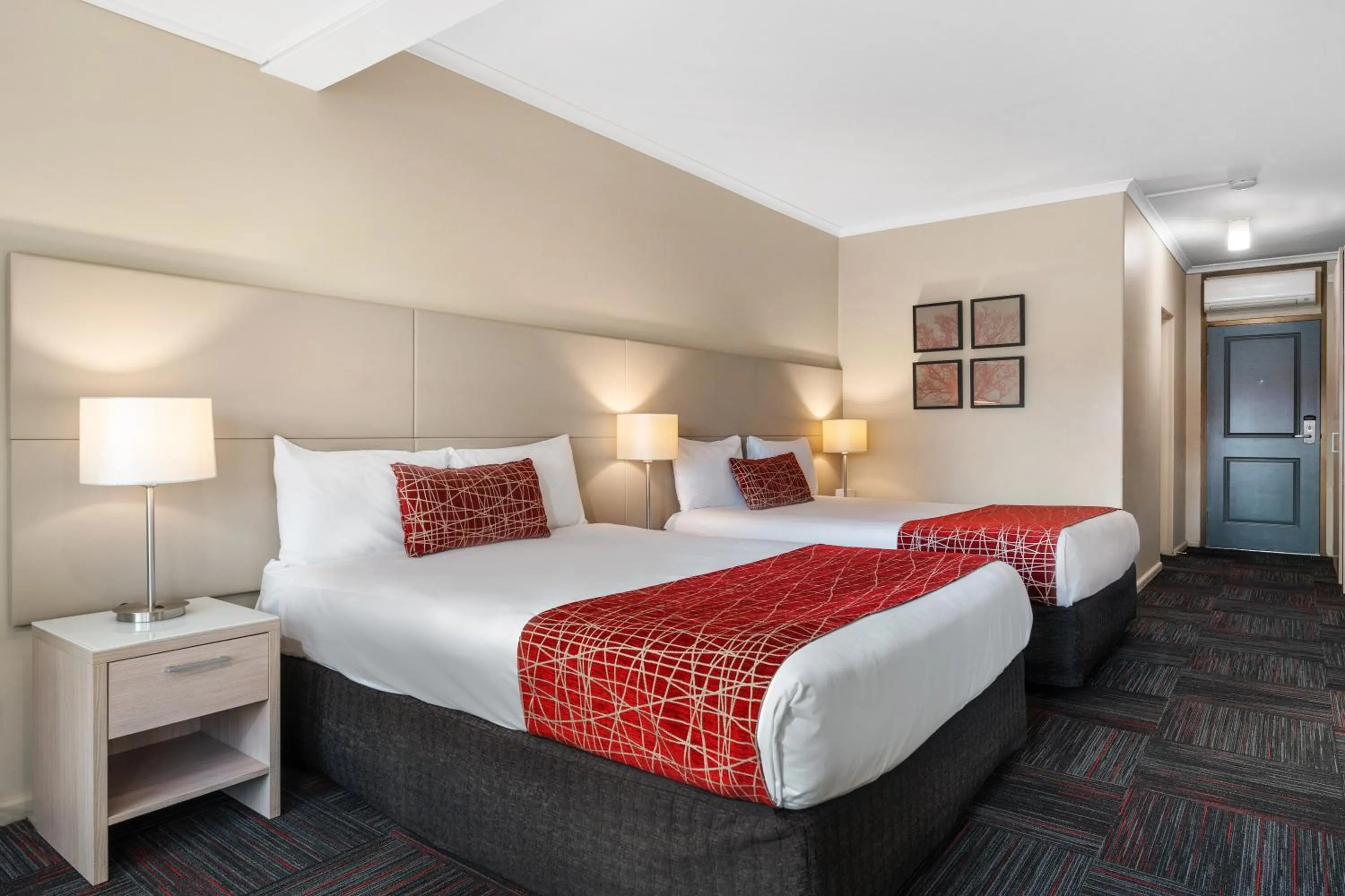 Bed in Quality Hotel Parklake Shepparton