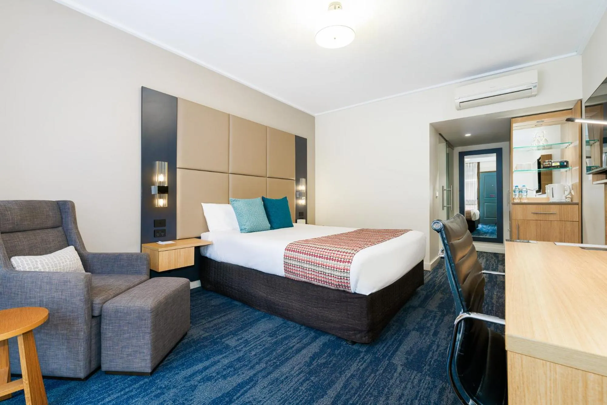 Bedroom, Bed in Quality Hotel Parklake Shepparton