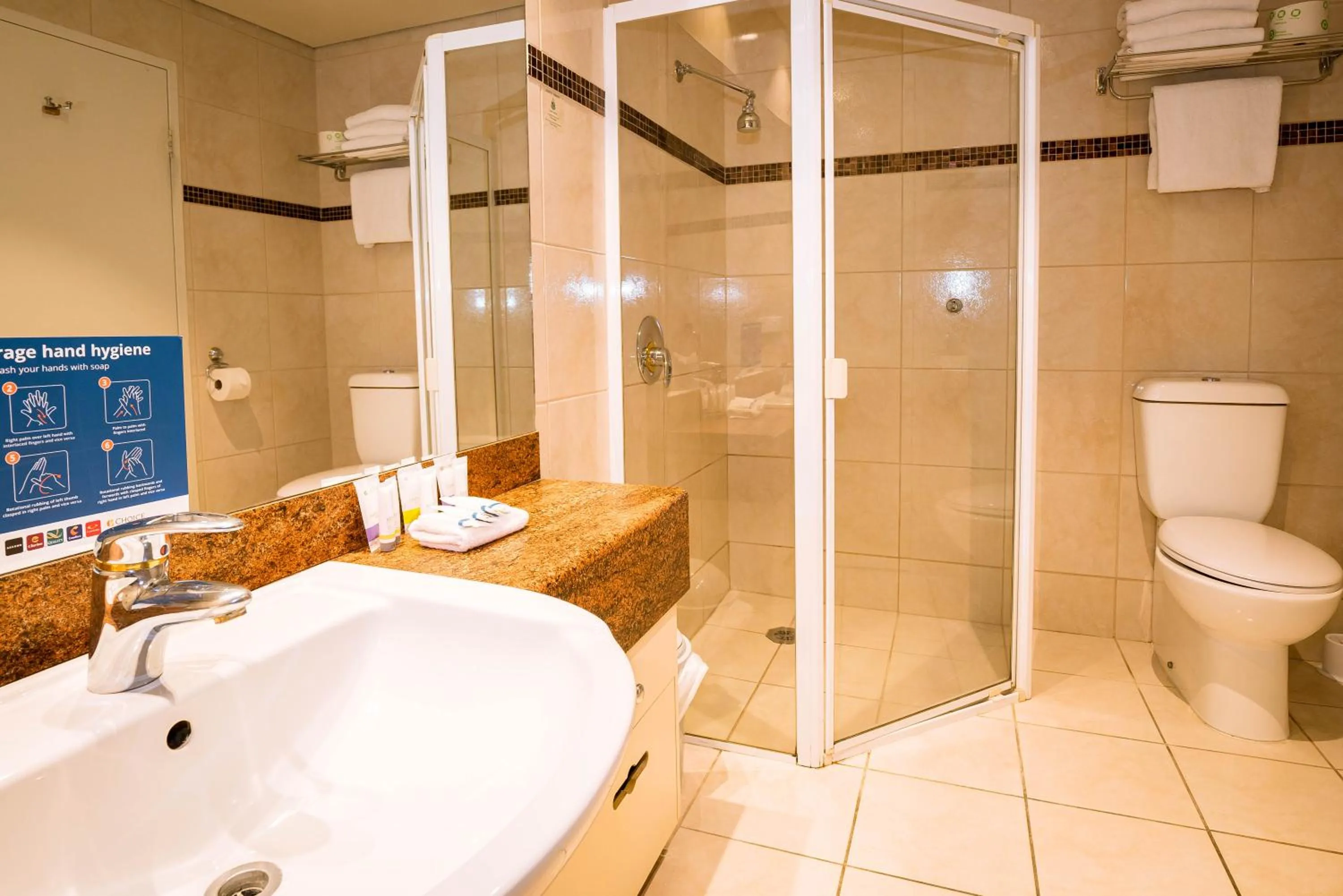 Toilet in Quality Hotel Parklake Shepparton