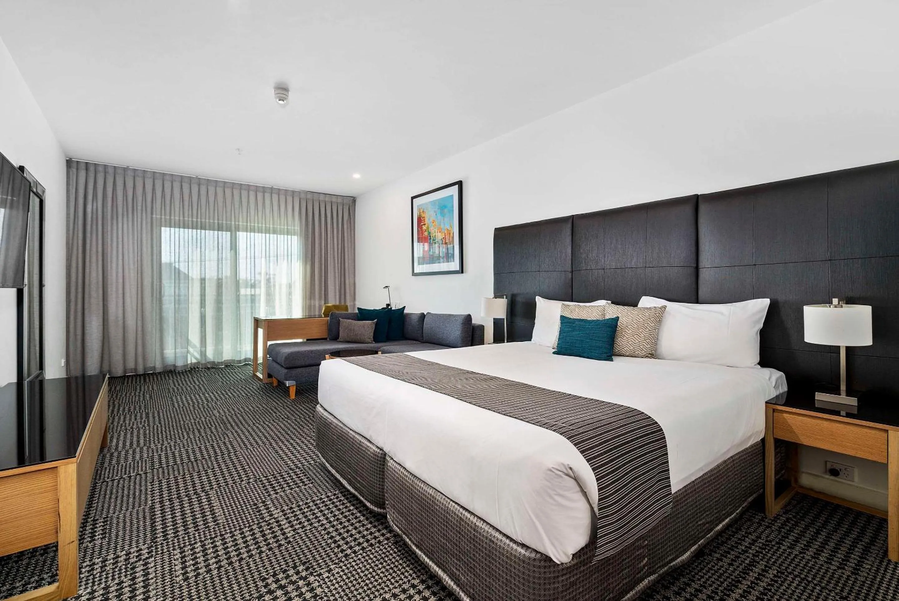 Bedroom, Bed in Quality Hotel Parklake Shepparton