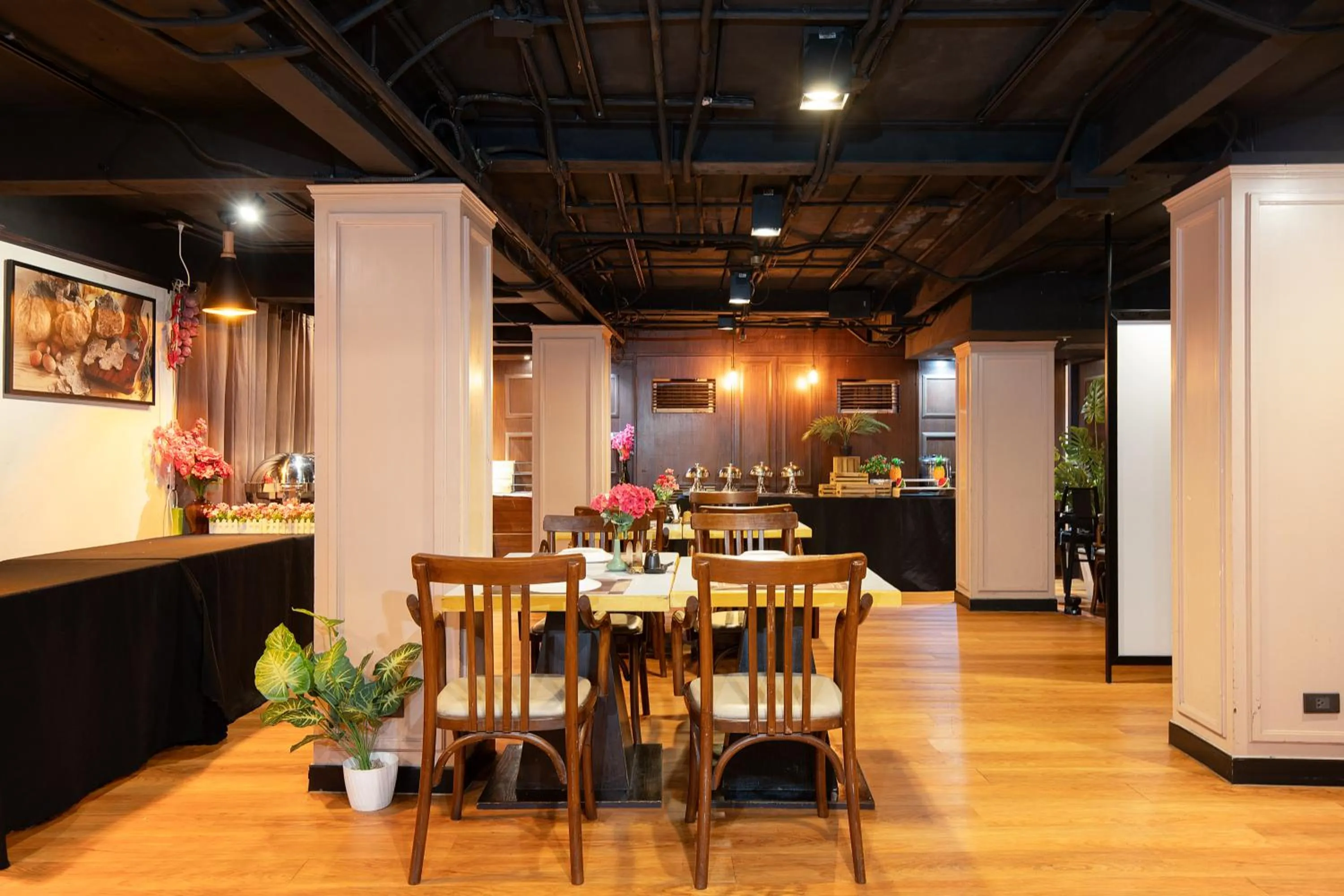 Restaurant/places to eat in Arawana Regency Park Sukhumvit