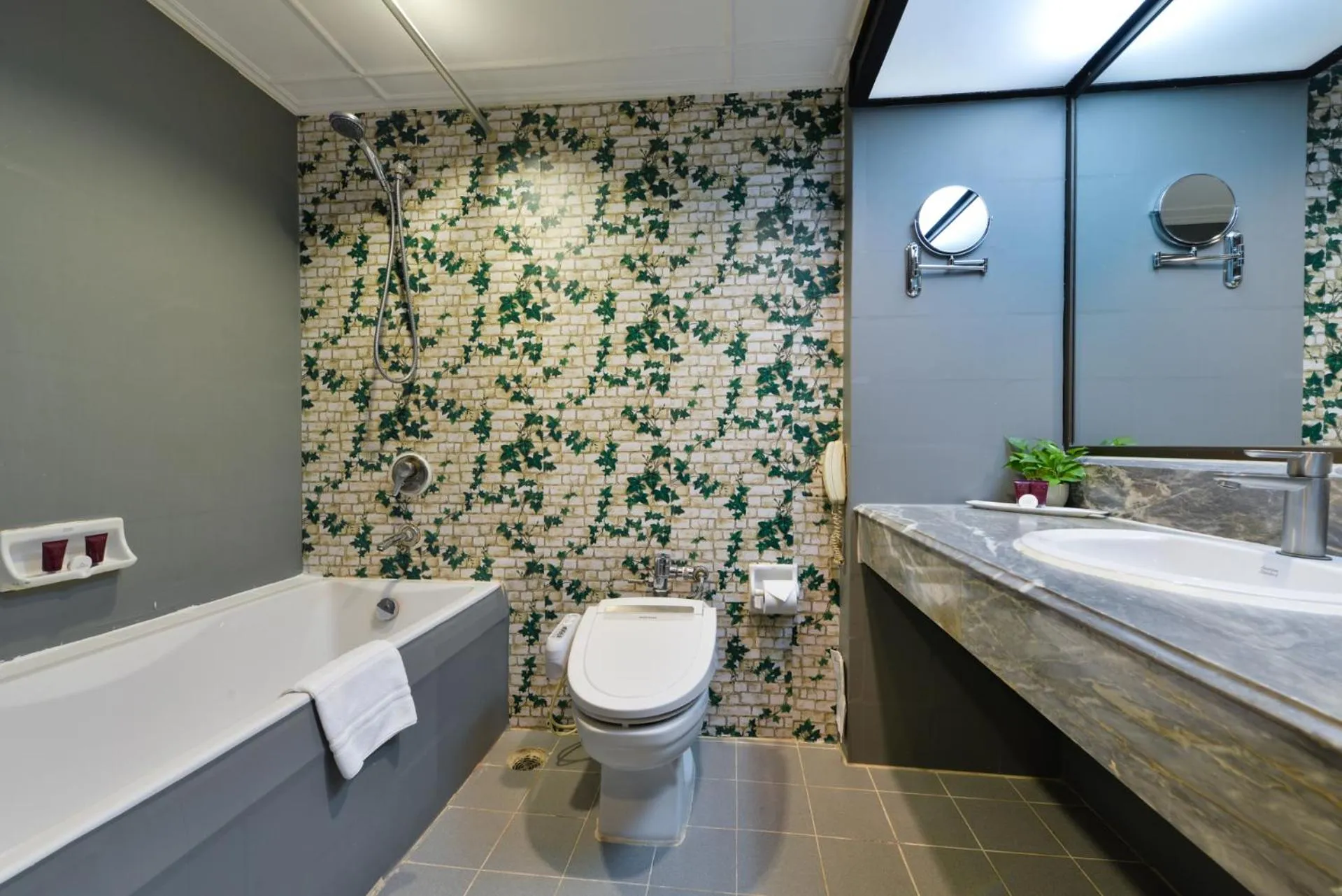 Toilet in Arawana Regency Park Sukhumvit