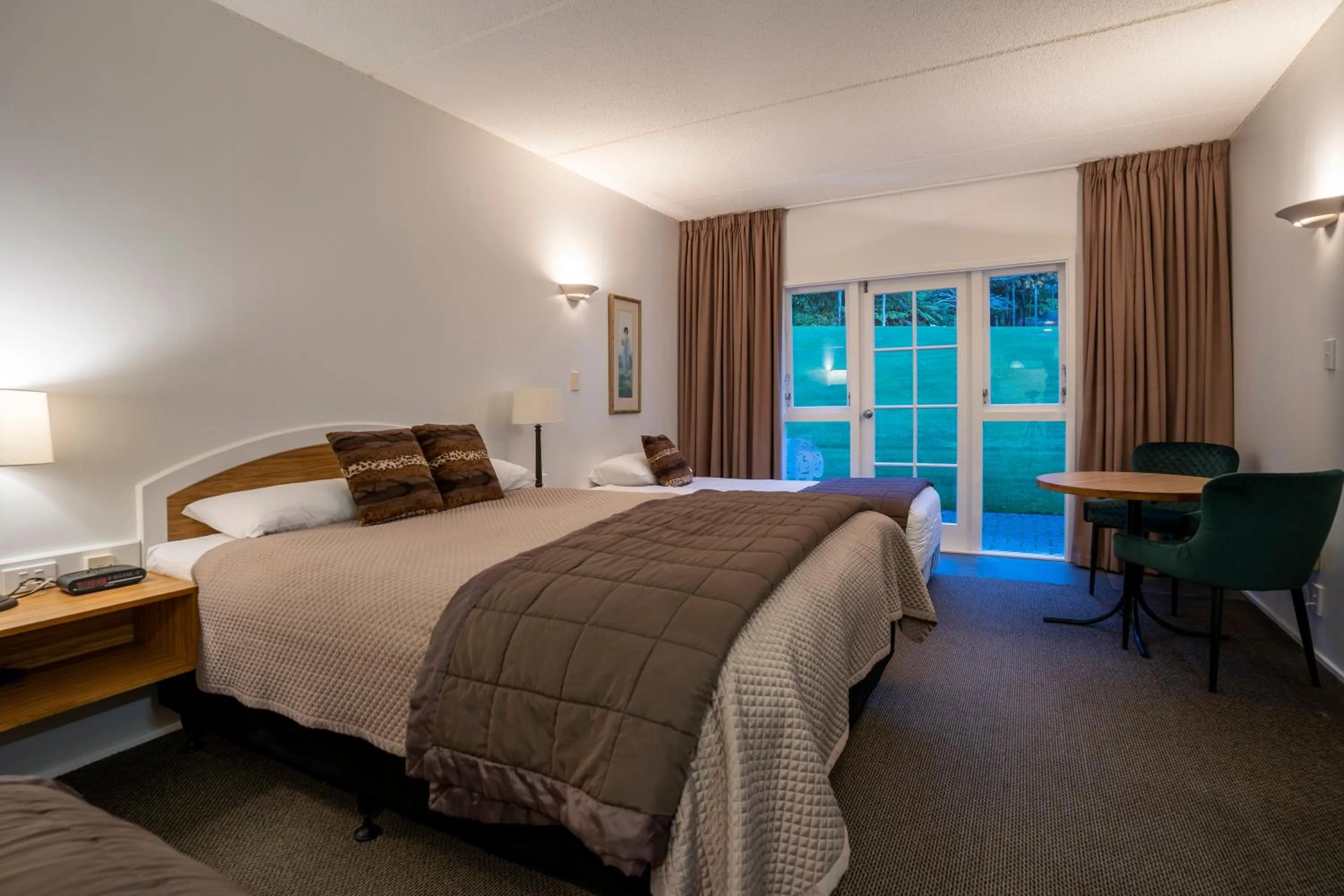 Bedroom, Bed in Wallaceville Motor Lodge