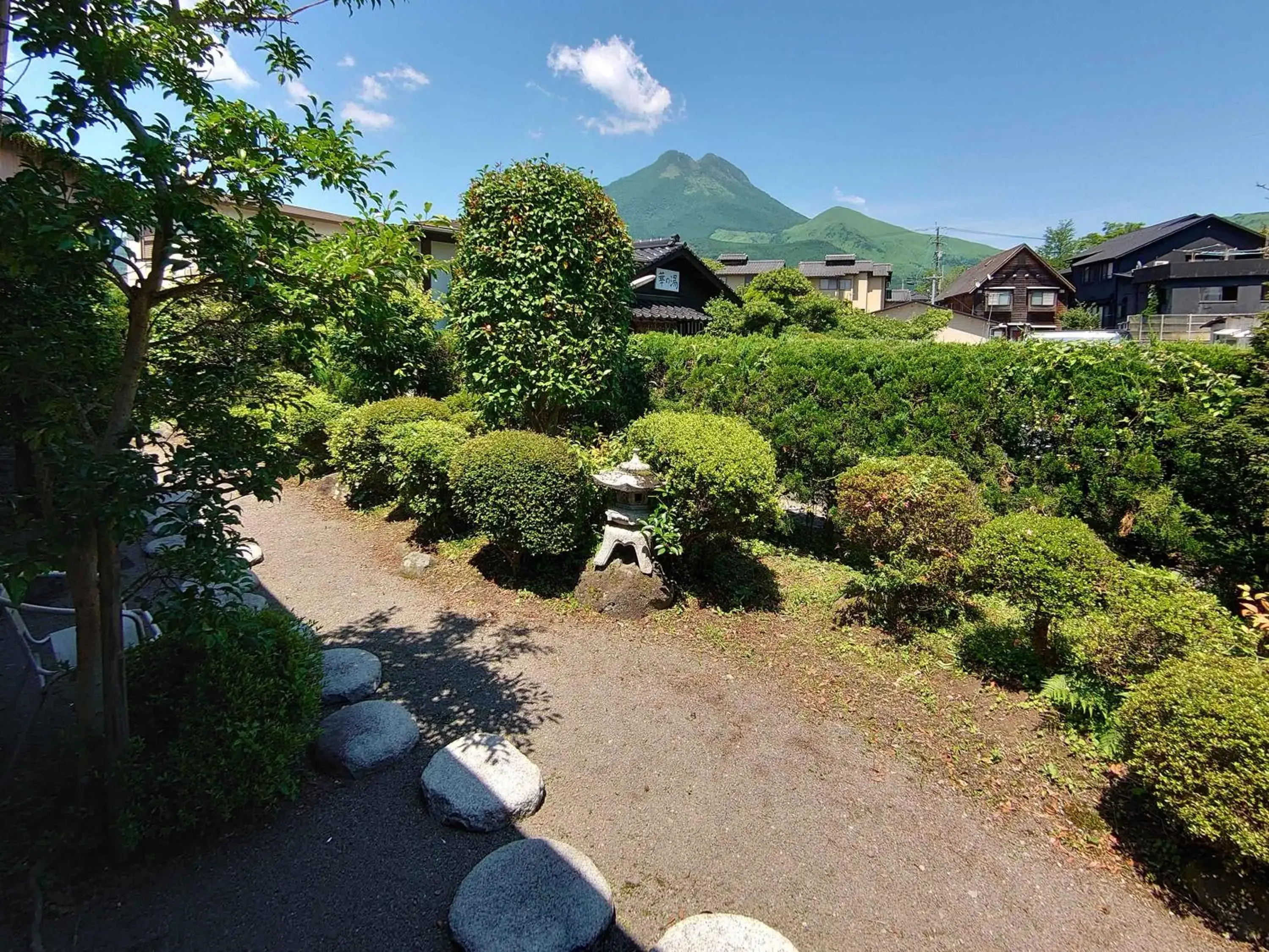 Mountain view in Yufuin Onsen Hasuwa Inn Mountain view in Yufuin Onsen Hasuwa Inn